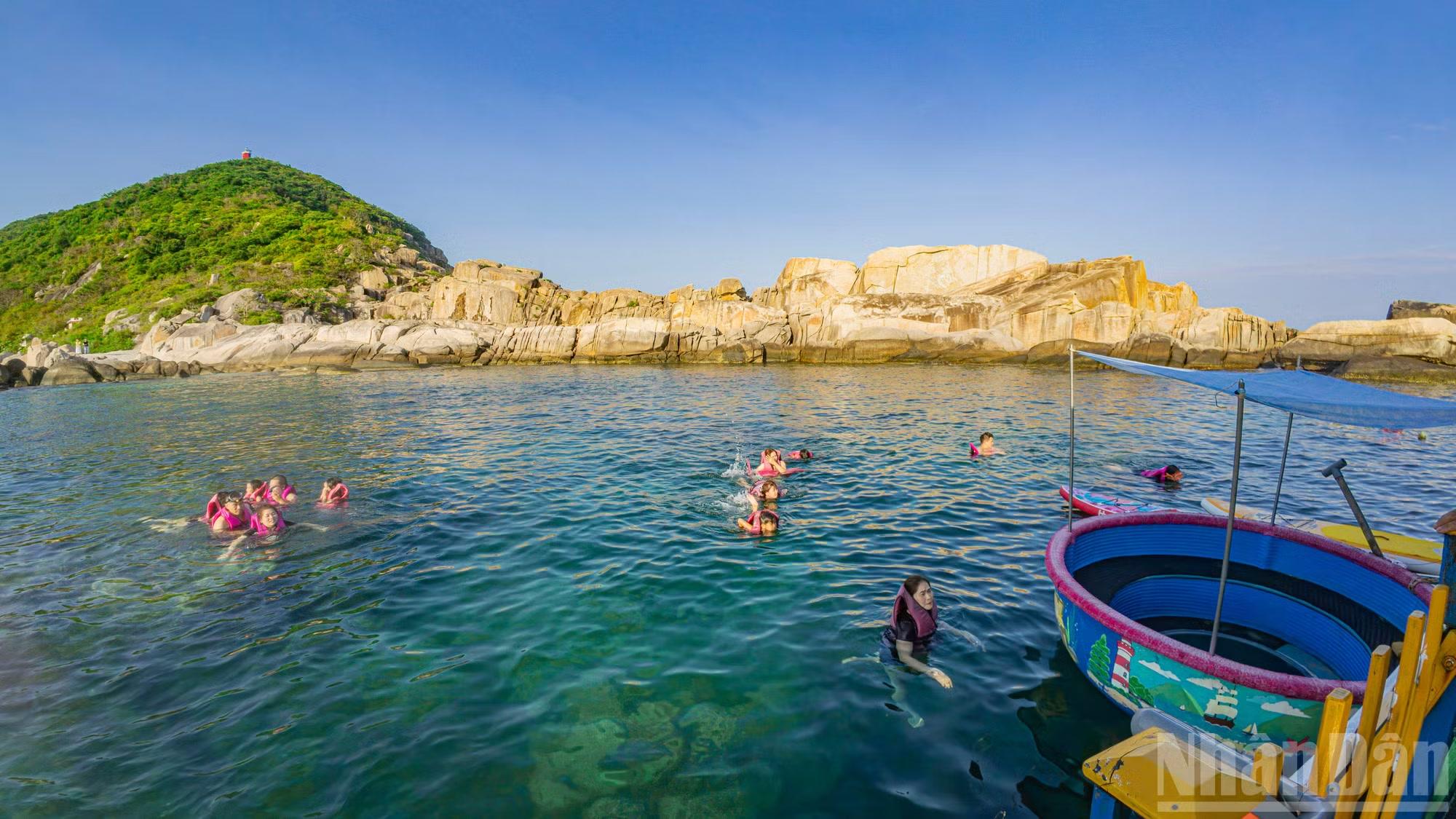 Tuy nhiên, bài toán đặt ra trong tương lai là phải thiết lập được lằn ranh giữa khai thác kinh tế và bảo tồn. Giữ gìn hệ sinh thái rạn san hô và cảnh quan vách đá chính là tài sản cốt lõi để Hòn Nưa phát triển bền vững trong dài hạn.