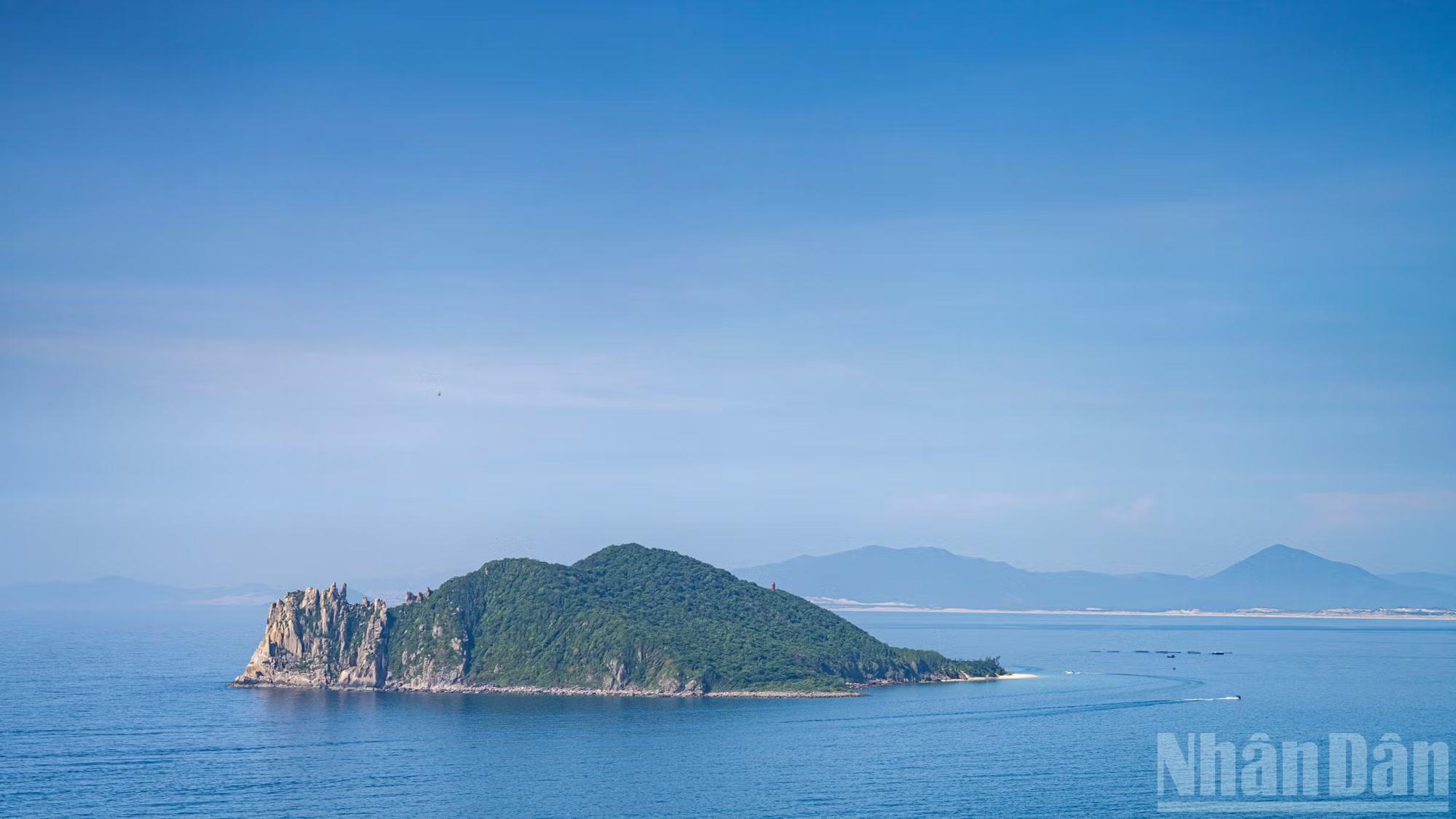 Cùng với núi Đá Bia sừng sững, hải đăng Đại Lãnh vươn cao đón bình minh và vịnh Vũng Rô lịch sử, Hòn Nưa là mảnh ghép quan trọng tạo nên một cụm danh thắng tuyệt đẹp và giàu trải nghiệm dưới chân Đèo Cả.
