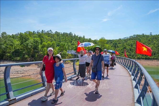 Du khách tham quan, tìm hiểu giá trị lịch sử và cảnh quan tại hồ Kẻ Gỗ.