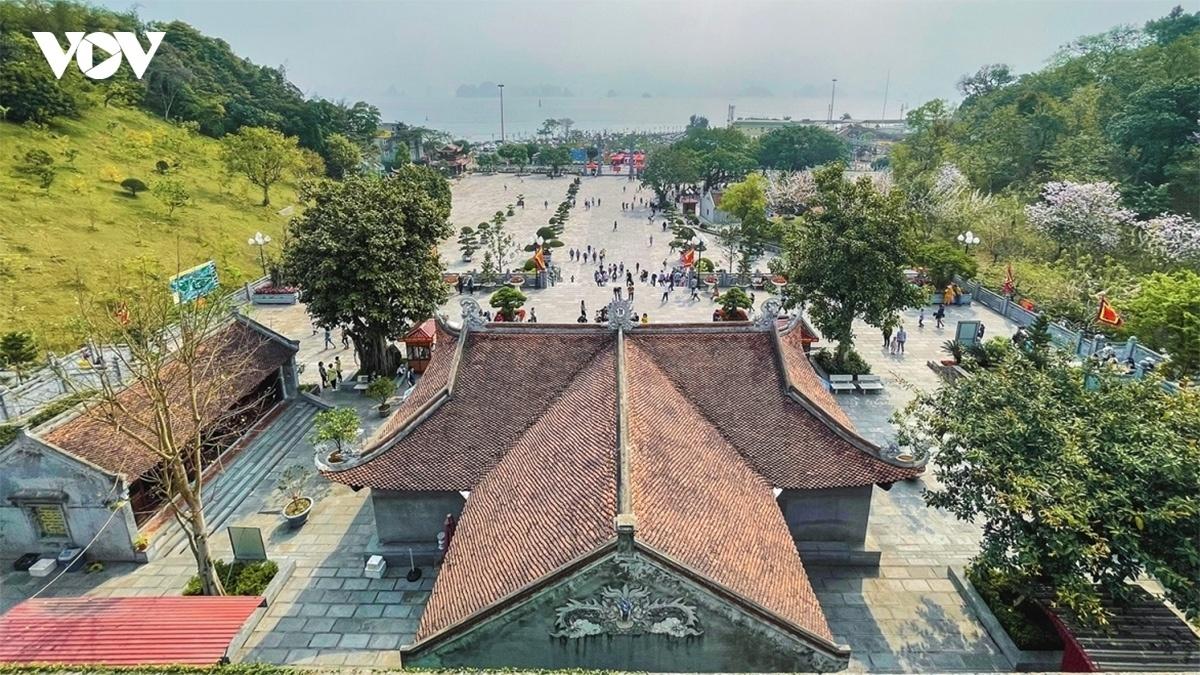 Tọa lạc tại vị trí “tựa sơn hướng thủy” nhìn ra vịnh Bái Tử Long, ngôi đền không chỉ là điểm đến tâm linh mà còn là kho tàng lưu giữ những giá trị lịch sử, văn hóa và nghệ thuật đặc sắc của dân tộc.