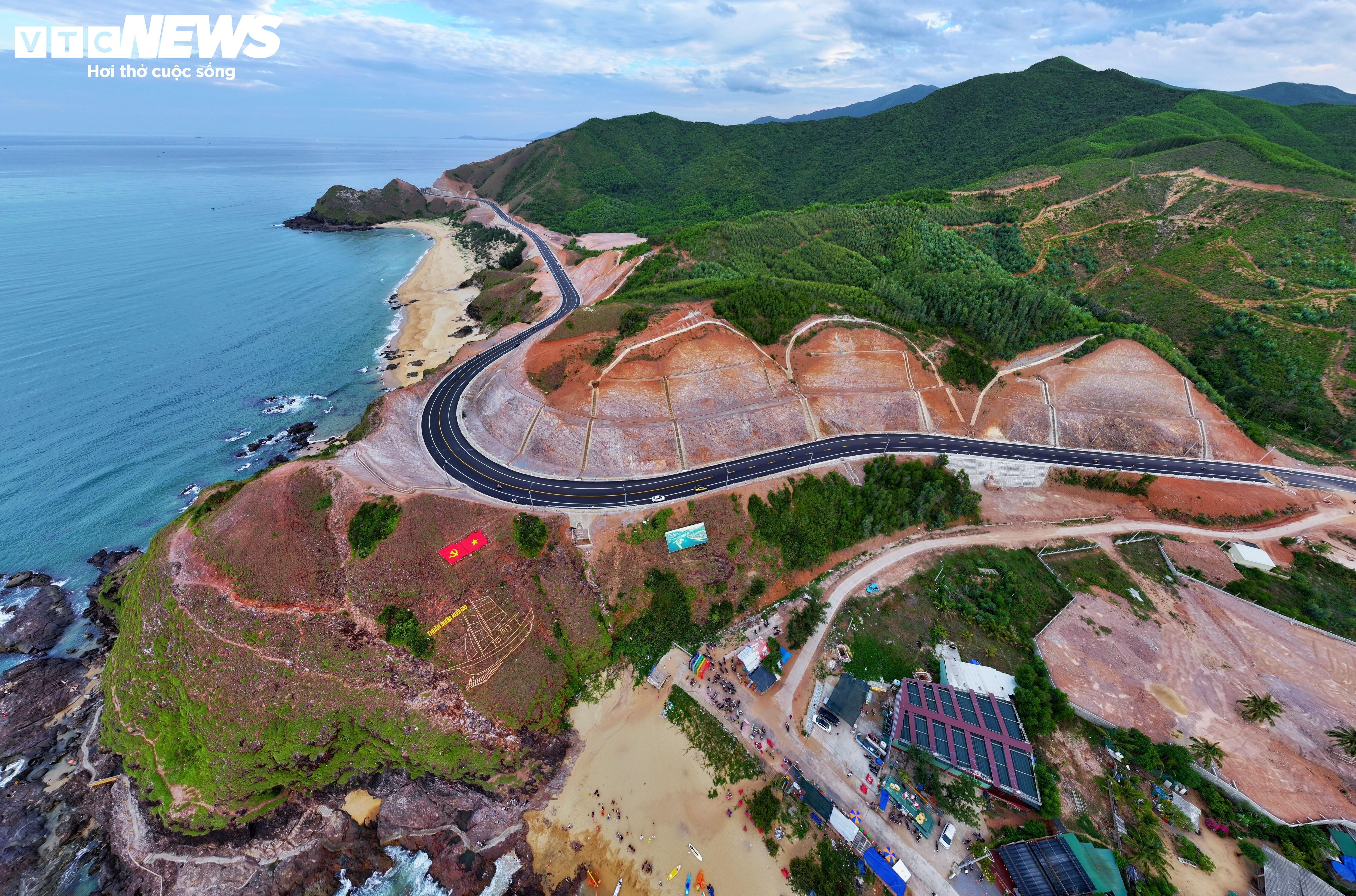  Cung đèo Lộ Diêu thông xe mở ra cơ hội vàng phát tiển cho ngành du lịch địa phương bởi lượng du khách đổ về check-in ngày càng đông kéo theo sự phát triển của các dịch vụ đi kèm của các làng chài dưới chân đèo.
