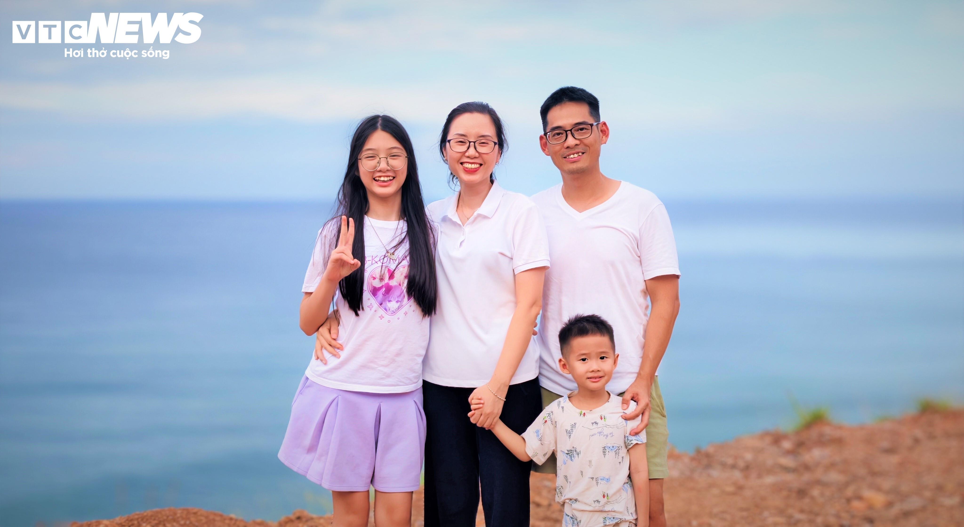 Gia đình chị Minh Tú (35 tuổi, Hà Tĩnh) chia sẻ: “Gia đình mình đợt này đi du lịch xuyên Việt và tuyến đường ven biển ĐT639 được gia đình lựa chọn thay cho các tuyến quốc lô. Vô tình đi qua đoạn đèo Lộ Diêu này đã mang lại cho gia đình một cảm giác rất đặc biệt, đứng từ đây phóng tầm mắt ra xa, thấy biển trời bao la, mọi cảm giác mọi mệt mỏi của chuyến hành trình đều tan biến”