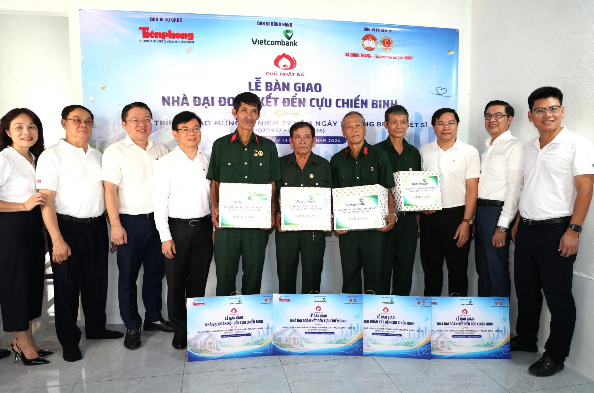 4 gia đình cựu chiến binh ở xã Đông Thạnh nhận quà chúc mừng tại lễ bàn giao nhà tình nghĩa.