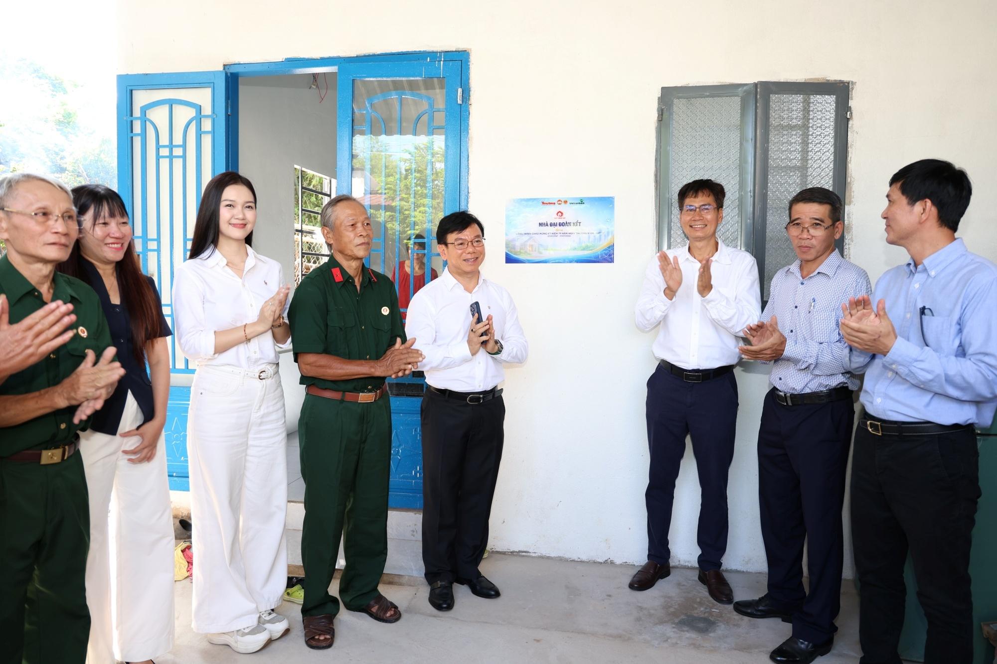 Đại diện Vietcombank, báo Tiền Phong và chính quyền địa phương thực hiện nghi thức gắn biển nhà tình nghĩa tại gia đình cựu chiến binh.