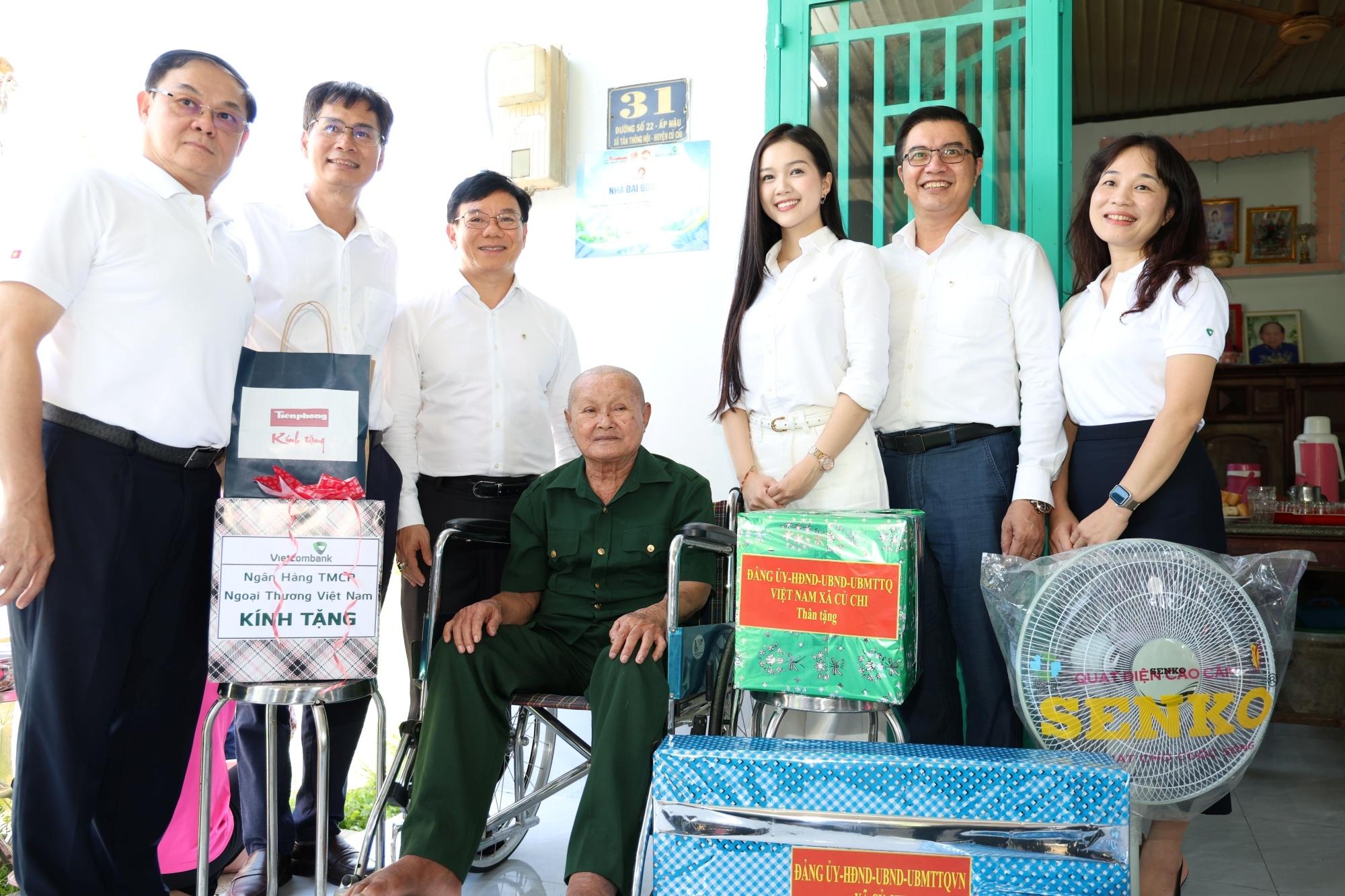 Ông Đặng Hoài Đức (thứ 3 từ trái sang) cùng đại diện Vietcombank trao phần quà, gửi lời tri ân tới gia đình cựu chiến binh.