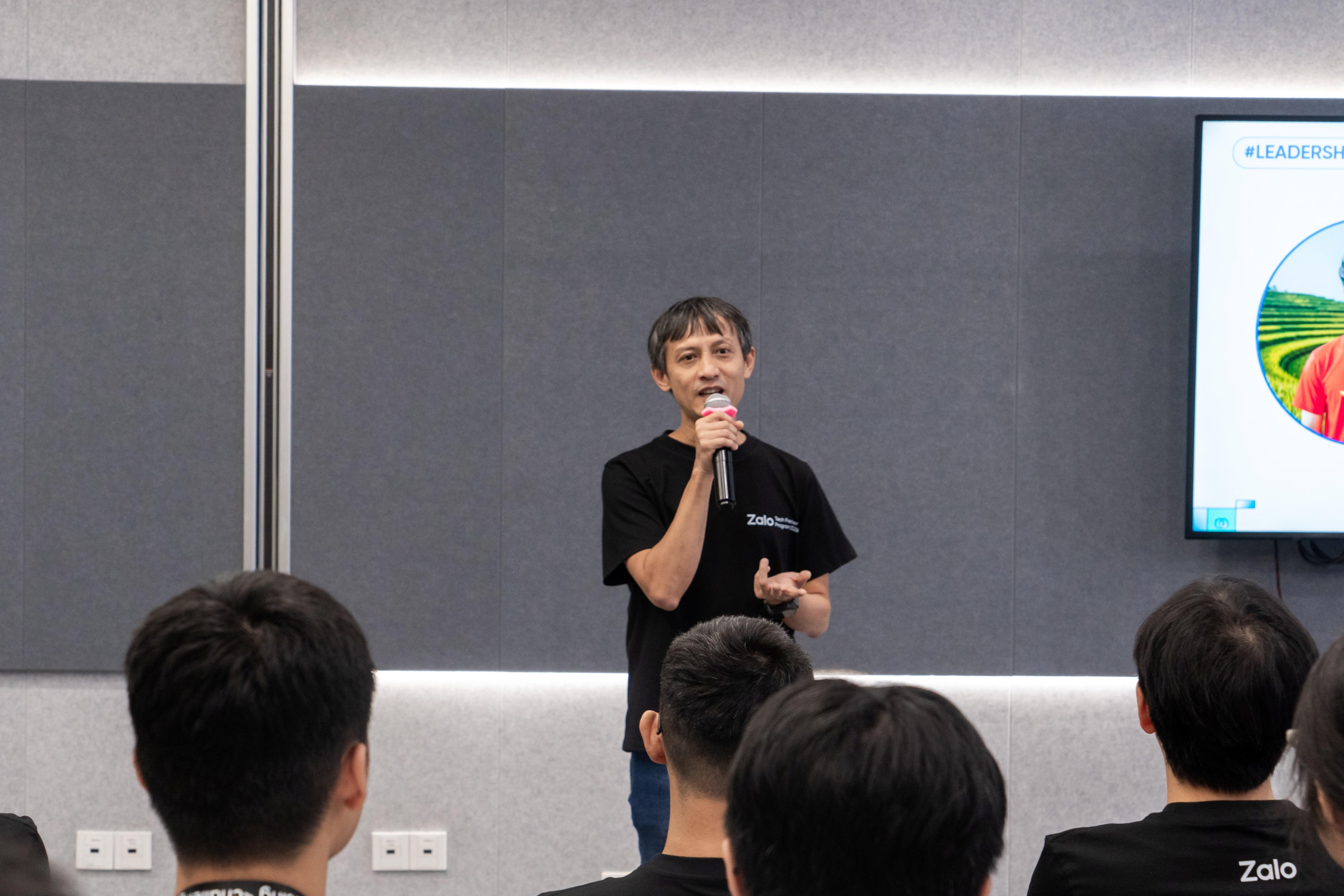  Anh Nguyễn Minh Tú - Chief Technology Officer, Zalo - phát biểu tại buổi định hướng Tech Fresher 2026. 