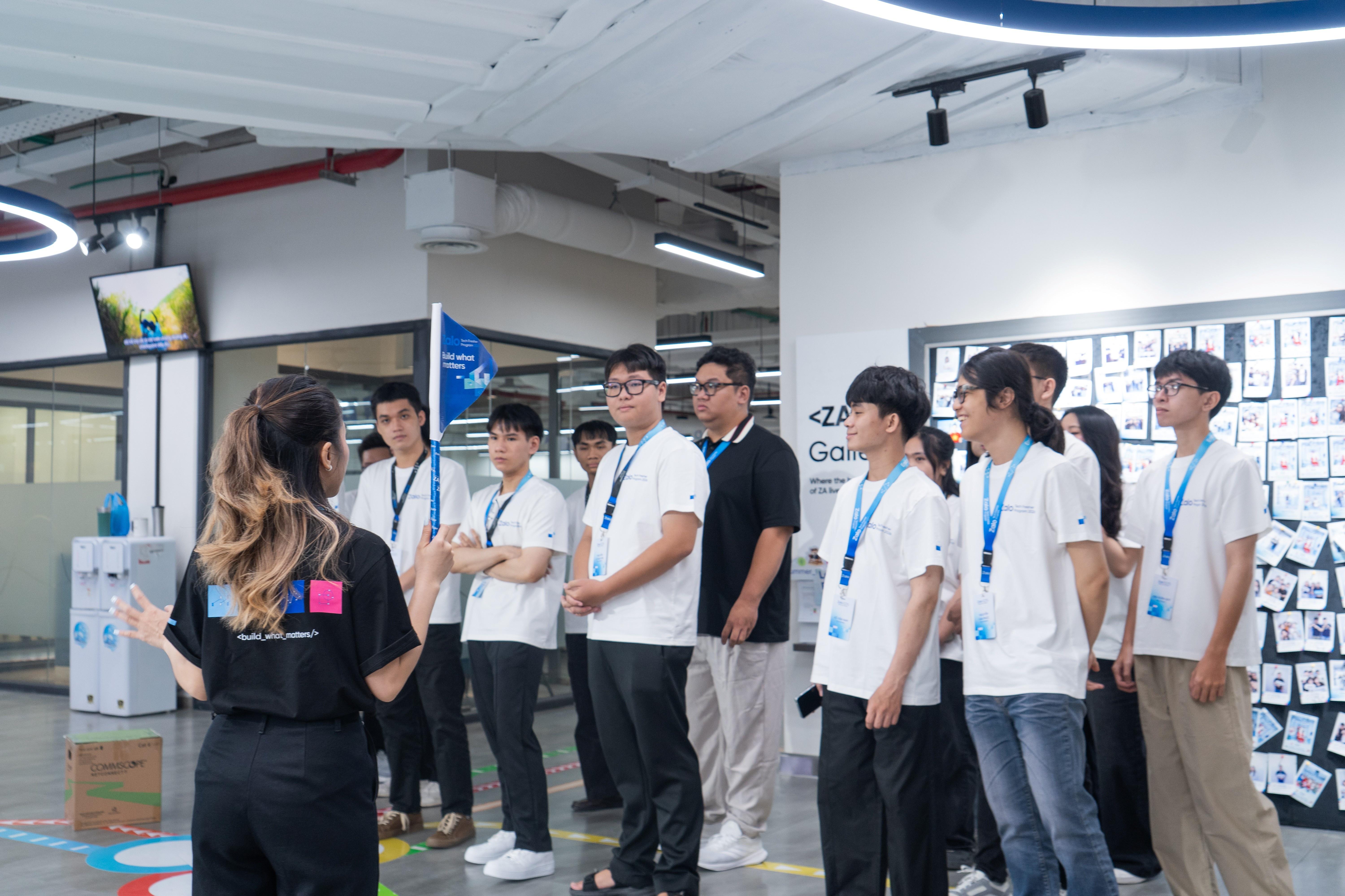  Các Zalo Tech Fresher 2026 trong buổi chào mừng và định hướng. 