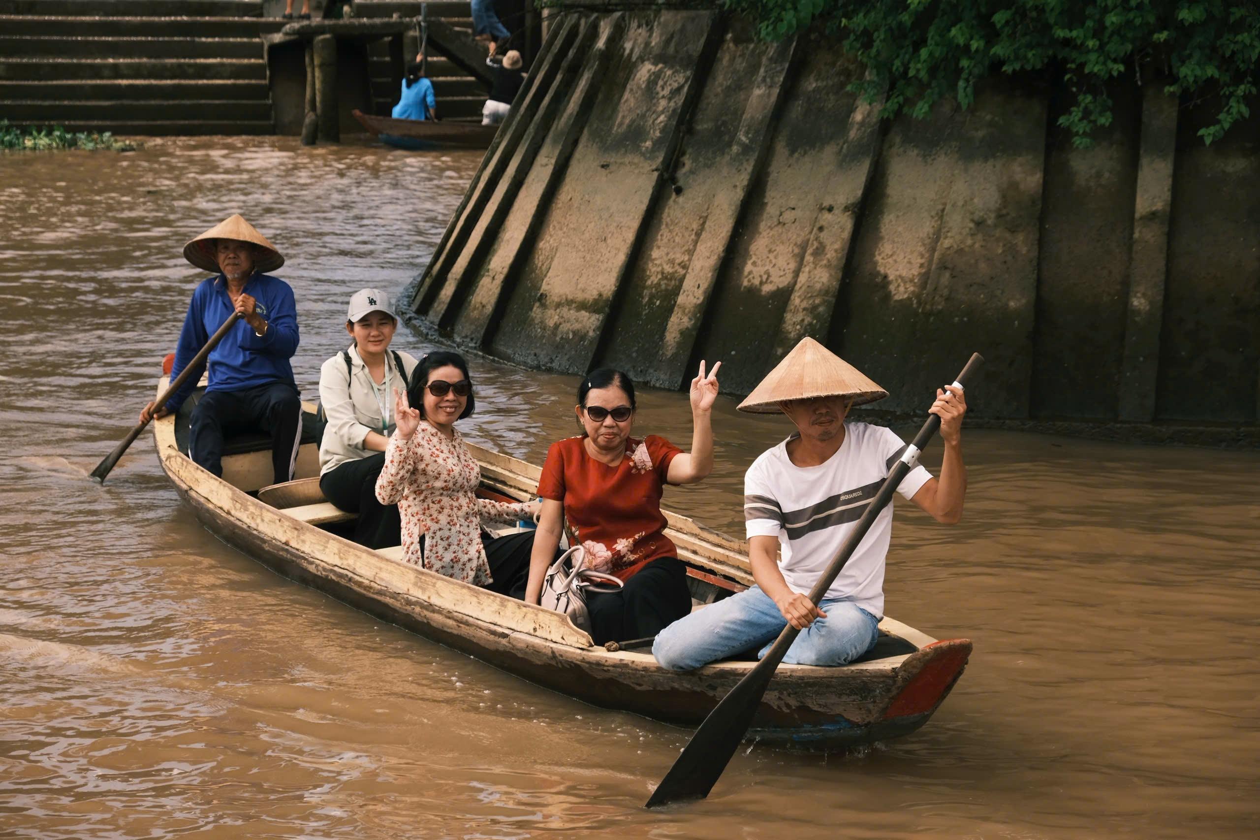 Thành Đạt (ngụ TP.HCM) ghi lại bộ ảnh về cồn Thới Sơn khi đến đây vào tháng 9/2025. Gần đây, loạt hình ảnh của anh nhận sự quan tâm rộng rãi trên mạng xã hội khi địa danh này bất ngờ "viral", được nhiều du khách ghé tới. Theo anh, vào thời điểm tháng 9, thời tiết tại địa phương khá thuận lợi với nắng nhẹ vào buổi sáng, trưa nhiều mây nhưng không mưa. "Thới Sơn ngày đó chưa được quan tâm như hiện tại, nhưng cũng rất đông khách du lịch, có thời điểm phải chờ một lúc mới đến lượt đi xuồng", Đạt nói với Tri Thức - Znews.