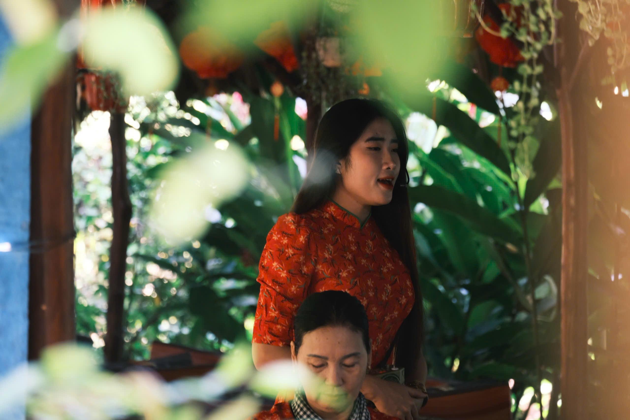 Du khách đến cồn Thới Sơn còn có cơ hội thưởng thức đờn ca tài tử - loại hình nghệ thuật dân gian đặc trưng của Nam Bộ đã được UNESCO ghi danh là Di sản văn hóa phi vật thể đại diện của nhân loại.