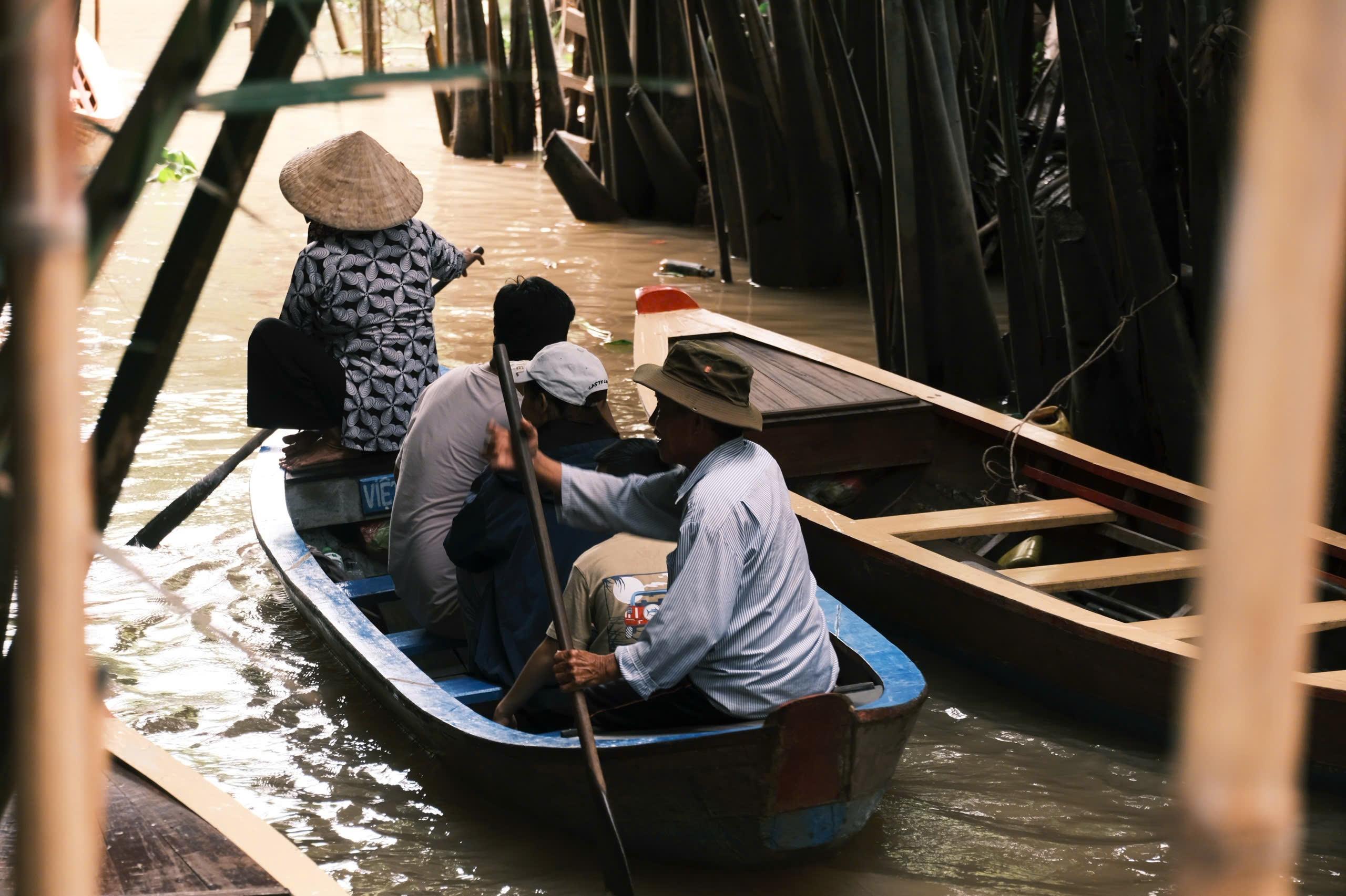 Hoạt động du lịch tại cồn Thới Sơn bắt đầu hình thành từ những năm 1980, gắn với các tour tham quan sông nước, miệt vườn đặc trưng của Đồng bằng sông Cửu Long. Những bài đăng đang được chia sẻ rộng rãi trên mạng xã hội ghi lại khoảnh khắc du khách ngồi trên những chiếc xuồng chèo tay, chầm chậm di chuyển dưới những tán dừa nước xanh mát dọc rạch Bà Ngoạn, trải nghiệm đặc trưng mà nhiều người lựa chọn khi ghé thăm nơi đây.