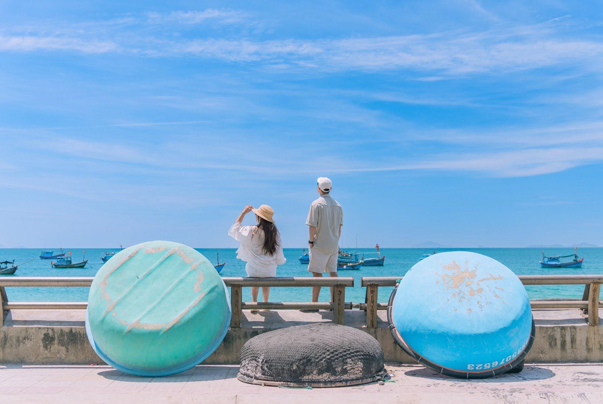  Bầu trời và bãi biển trong xanh như "hòa làm một" tại Dốc Lết đầu tháng 6. 