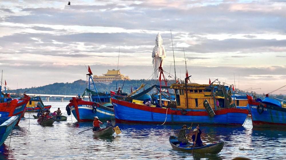 Những chiếc ghe nhỏ nối nhau thu mua hải sản, tạo nên khung cảnh giao thương độc đáo trên sông