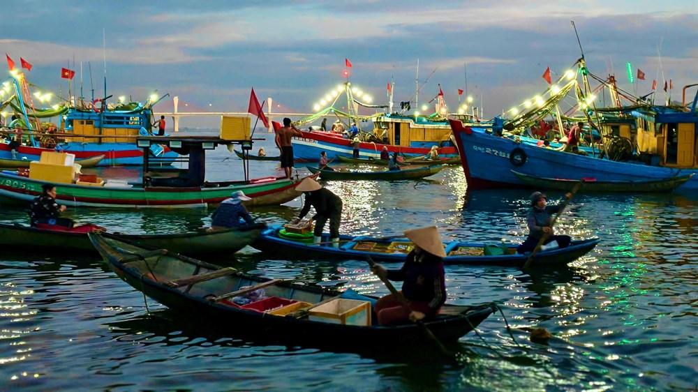 Những con tàu đánh bắt gần bờ lần lượt cập chợ nổi Nghĩa An