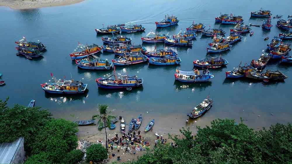 Chợ nổi Nghĩa An trở thành điểm đến hấp dẫn, kết hợp trải nghiệm văn hóa và ẩm thực biển Quảng Ngãi. Ảnh Việt Hoàng
