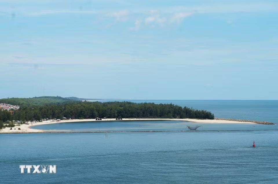 Bãi tắm hình bán nguyệt ở bờ Bắc cửa biển Thuận An, thành phố Huế. (Ảnh: Nguyên Lý/TTXVN)