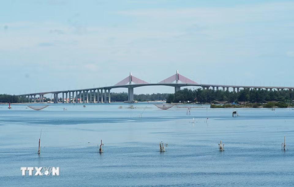 Cửa biển Thuận An, thành phố Huế nhìn từ phá Tam Giang mang vẻ đẹp hoang sơ, bình yên. (Ảnh: Nguyên Lý/TTXVN)