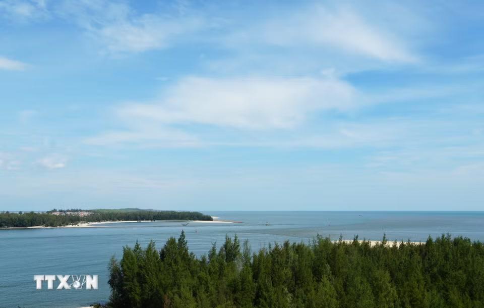 Rặng phi lao ở hai bên cửa biển Thuận An, thành phố Huế tạo không gian xanh cho cửa biển. (Ảnh: Nguyên Lý/TTXVN)
