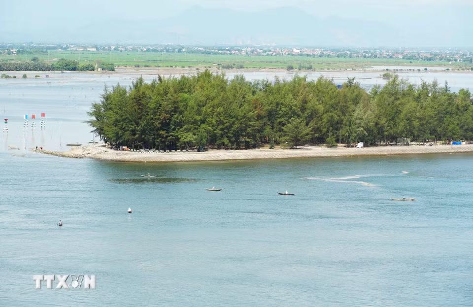 Nhịp sống bình yên ở cửa biển Thuận An, phía phá Tam Giang, thành phố Huế. (Ảnh: Nguyên Lý/TTXVN)