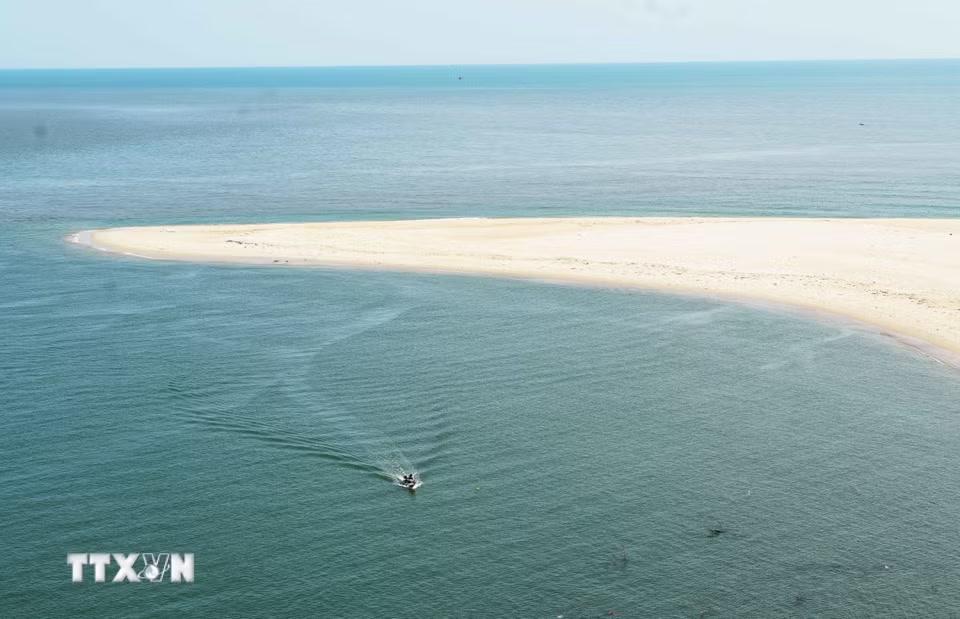 Doi cát trắng mịn, uốn lượn ở bờ Nam cửa biển Thuận An, thành phố Huế. (Ảnh: Nguyên Lý/TTXVN)