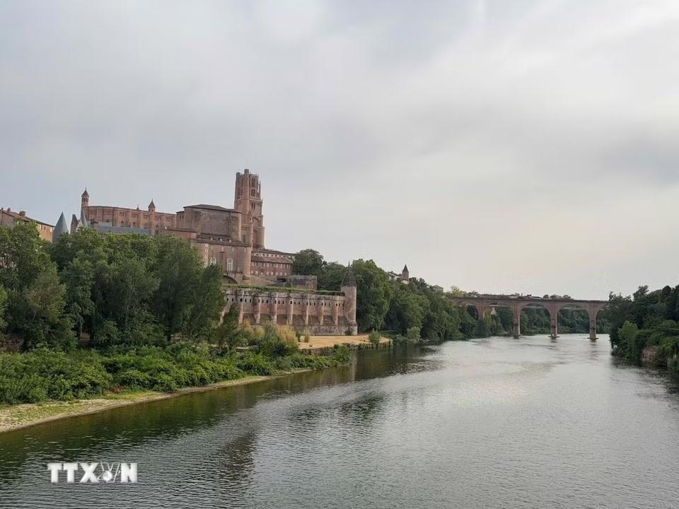 Nhà thờ Sainte-Cécile nhìn từ cầu Cổ Pont Vieux và sông Tarn. (Ảnh: Đào Dũng/TTXVN)