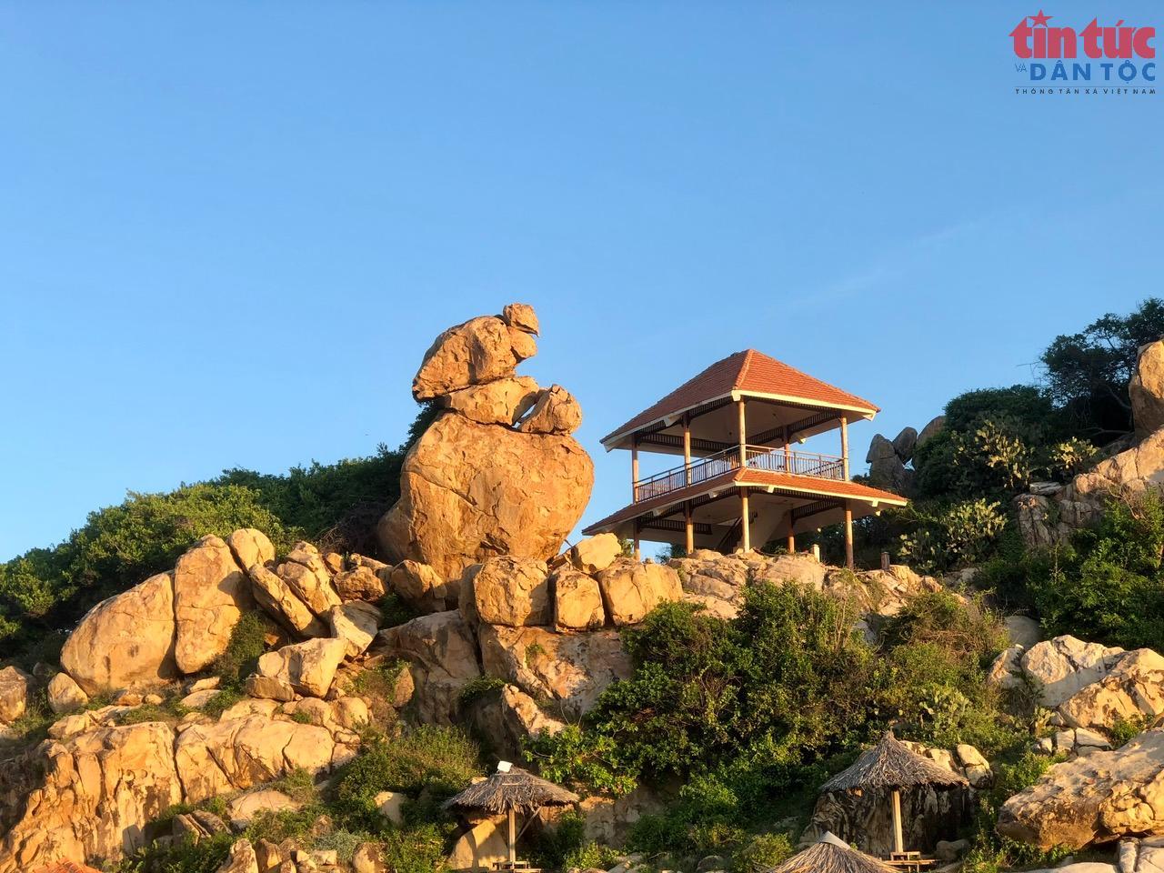 Những khối đá nằm cheo leo trên lối đi từ đỉnh núi xuống bãi đá.