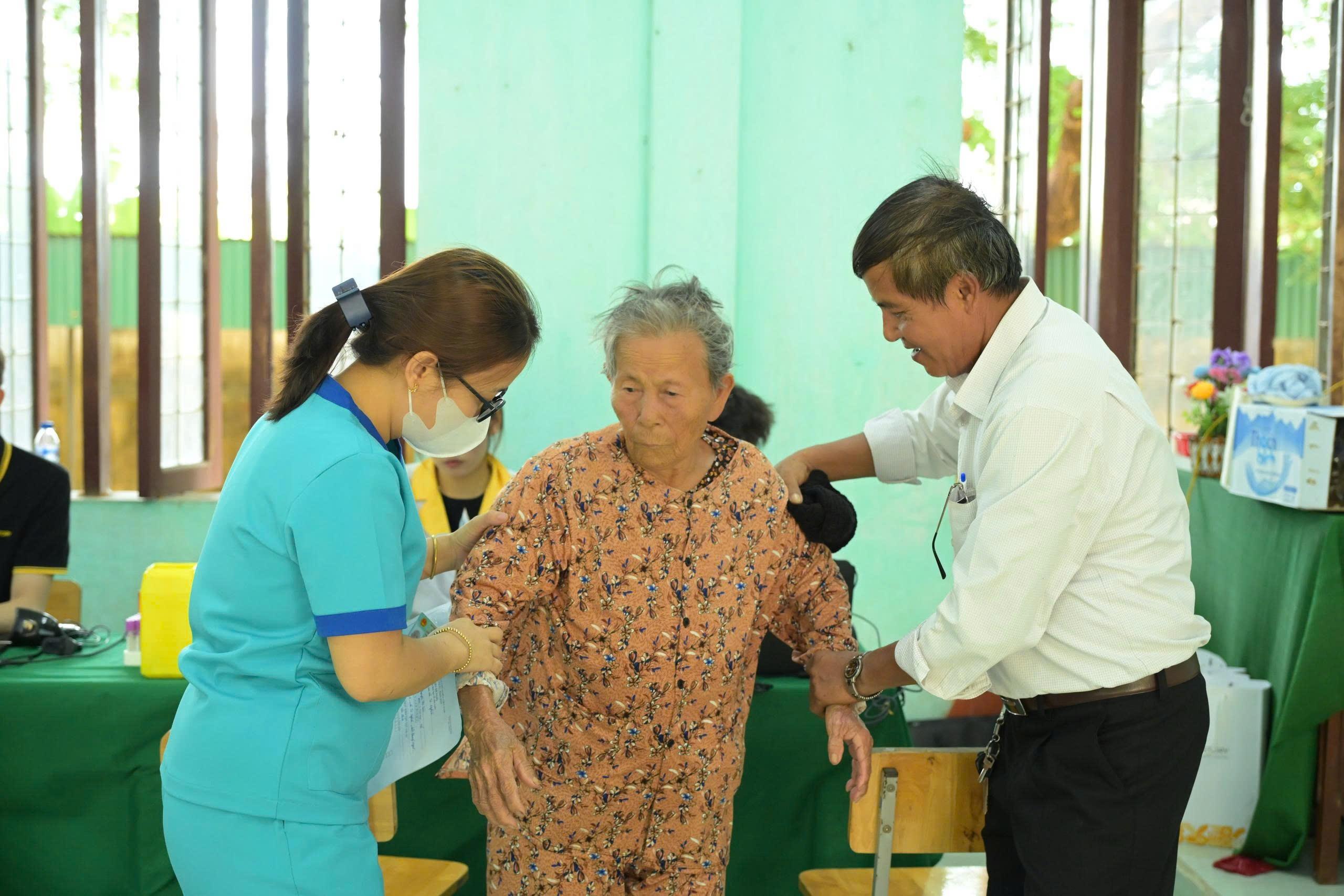 Nhiều thân nhân liệt sĩ dù tuổi cao vẫn trực tiếp đến lấy mẫu ADN với hy vọng sớm đưa hài cốt người thân về với quê hương, gia đình. Ảnh: H.Khánh.