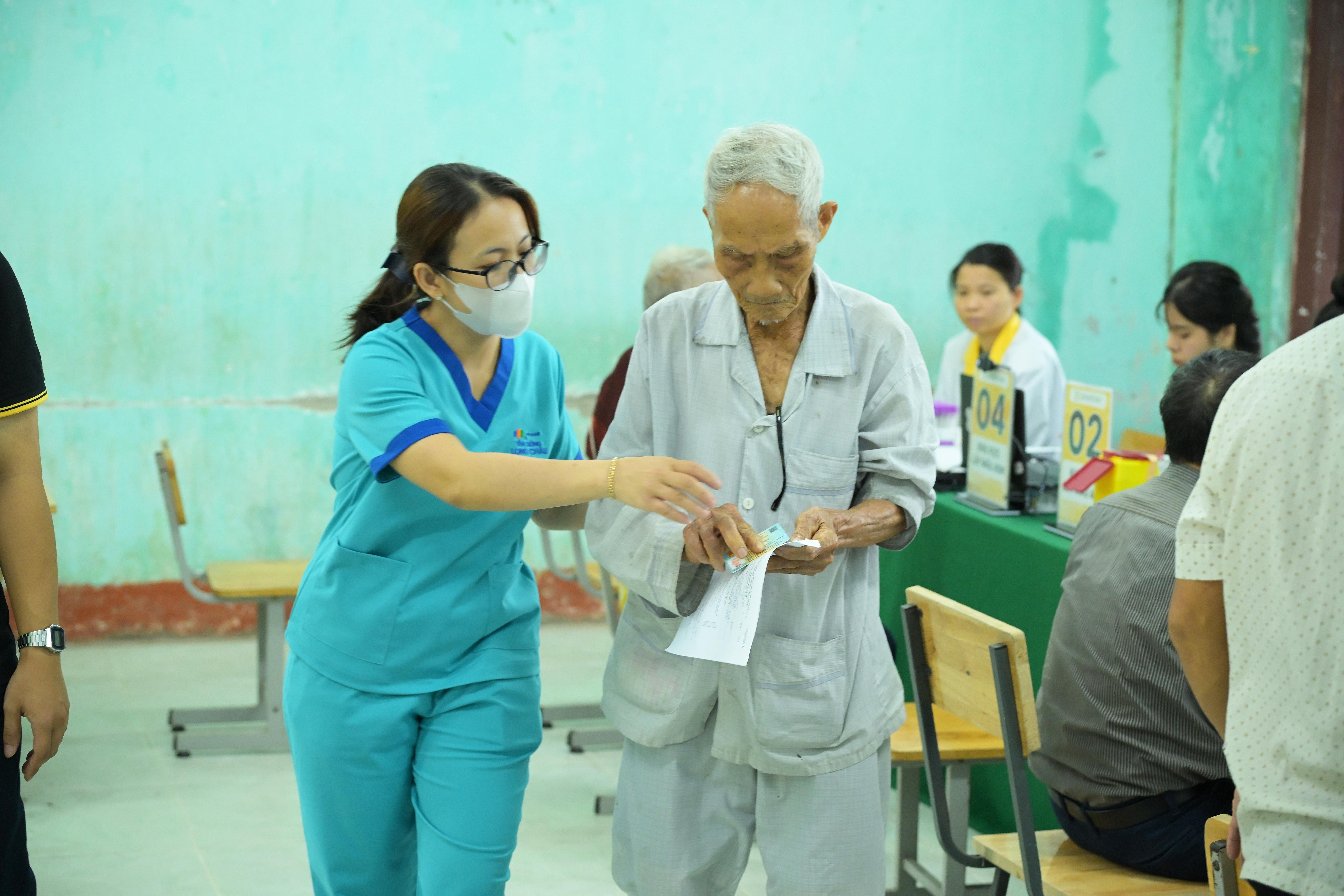Thân nhân liệt sĩ tại Quảng Ngãi tham gia chiến dịch thu nhận mẫu ADN. Ảnh: H.Khánh.