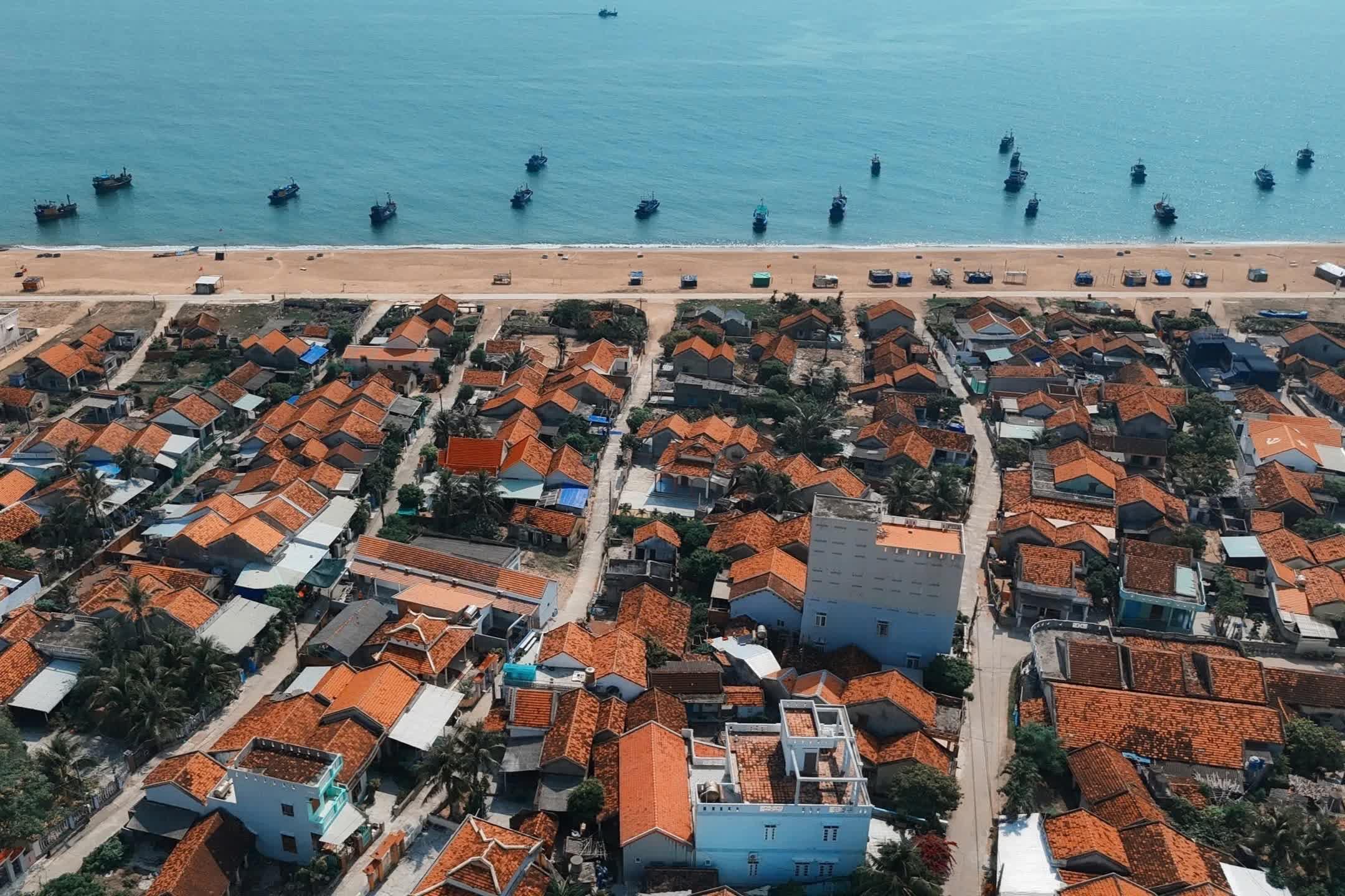 Làng Lò với những dãy nhà mái ngói đỏ hướng thẳng ra biển. Ảnh: Phạm Quang Tuyên.