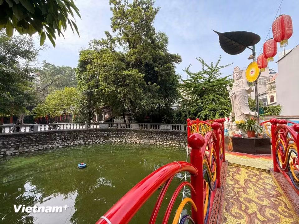Tượng Quan thế âm tại Chùa. (Ảnh: Thái Hà/Vietnam+)