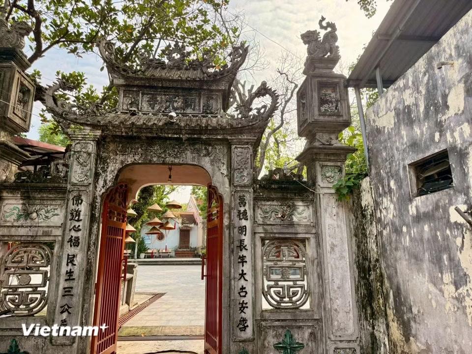 Cổng vào trầm mặc cổ kính. (Ảnh: Thái Hà/Vietnam+)