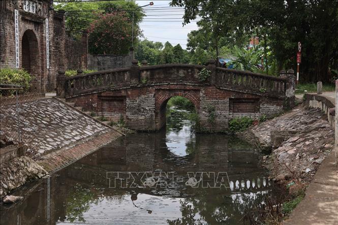 Cầu gạch cổ bắc qua con mương trước cổng làng Ước Lễ.