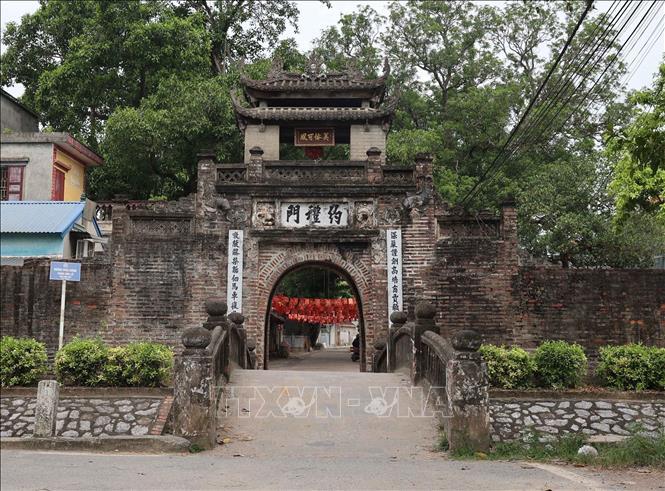 Cổng làng Ước Lễ với kiến trúc cổ kính, phía trước là cây cầu bắc qua con mương - yếu tố góp phần tạo nên không gian đặc trưng của cổng làng Bắc Bộ xưa.
