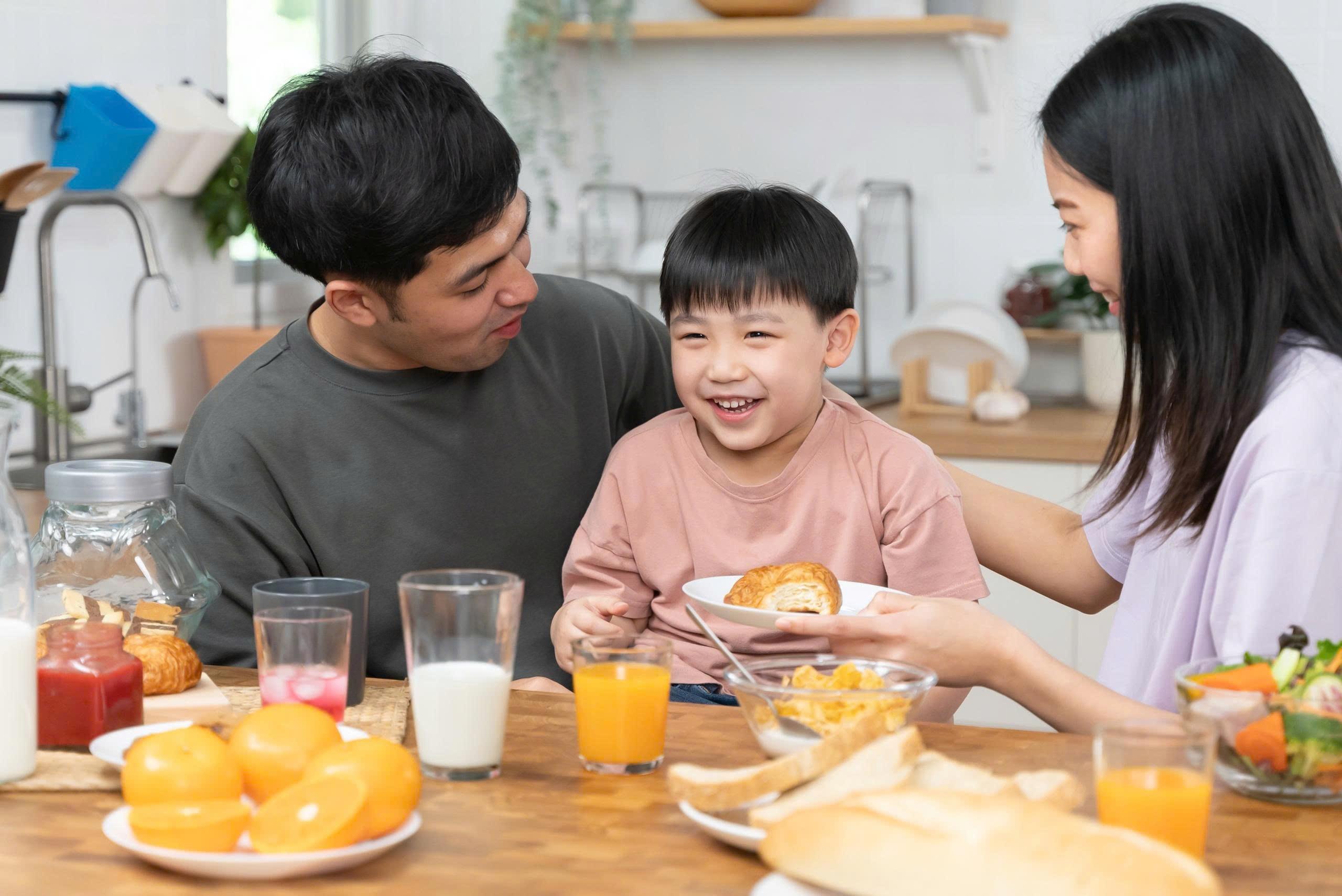  Trẻ cần được ăn uống đầy đủ, duy trì nhịp vận động phù hợp. 