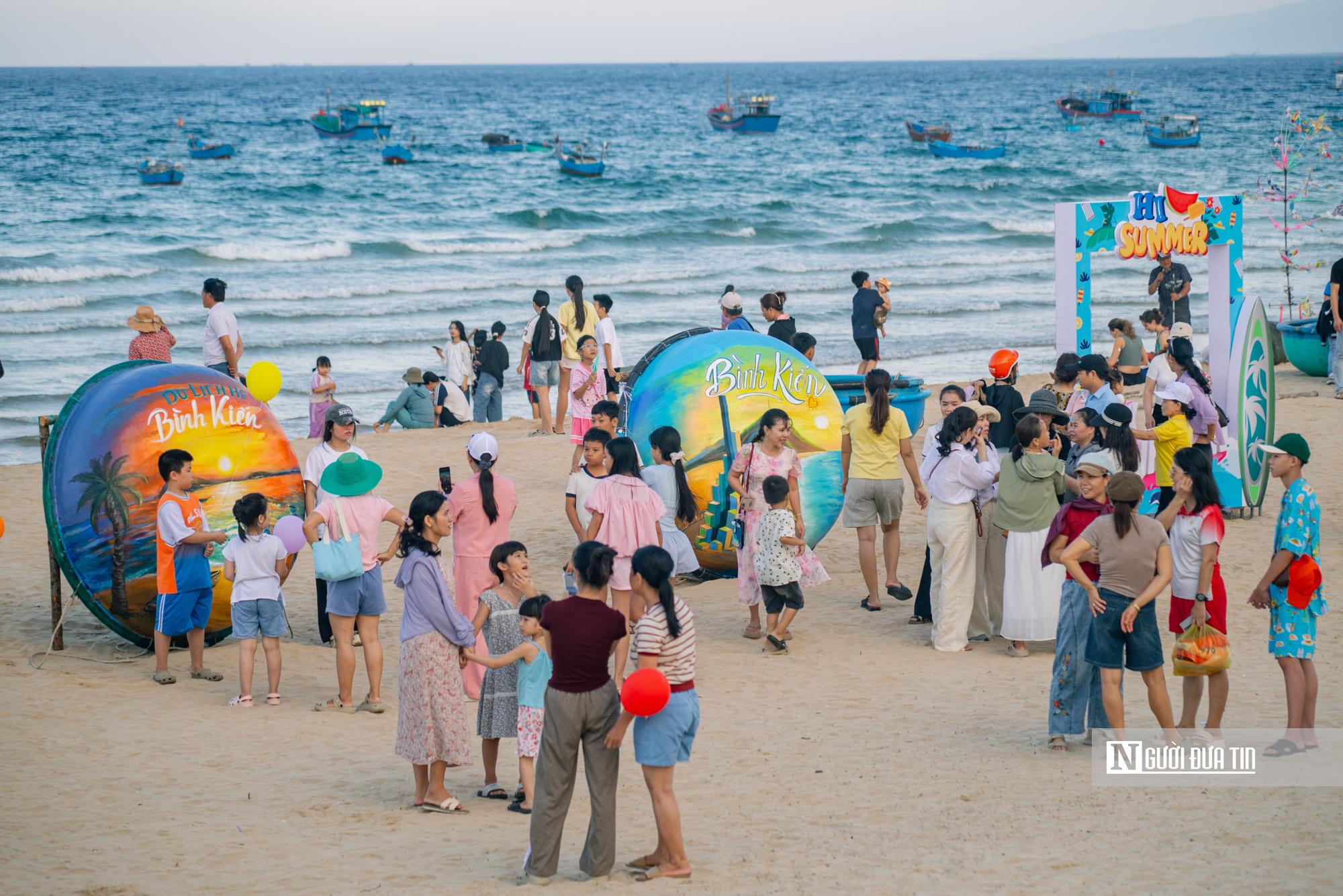 Dọc bãi biển Long Thủy (phường Bình Kiến, tỉnh Đắk Lắk) những ngày này, không khí của mùa du lịch biển đang diễn ra rộn ràng, gắn với hàng loạt các hoạt động. Trong đó, góc chụp ảnh với “con đường” thúng chai hút đông du khách tìm đến.
