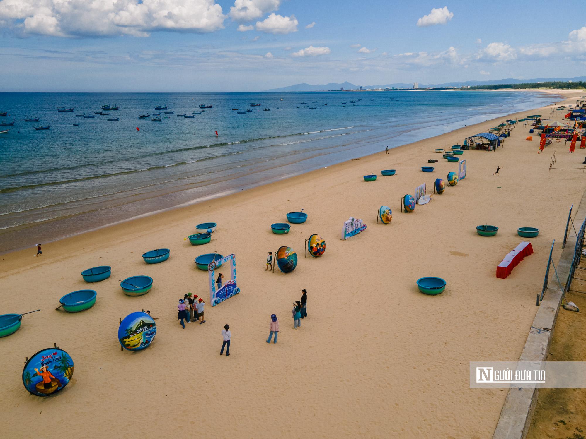 Dưới bàn tay khéo léo của các thầy cô giáo, đoàn viên thanh niên và sinh viên, những chiếc thúng ngày thường cùng ngư dân vươn khơi, vốn dĩ mộc mạc nay trở thành những tác phẩm nghệ thuật đầy màu sắc.
