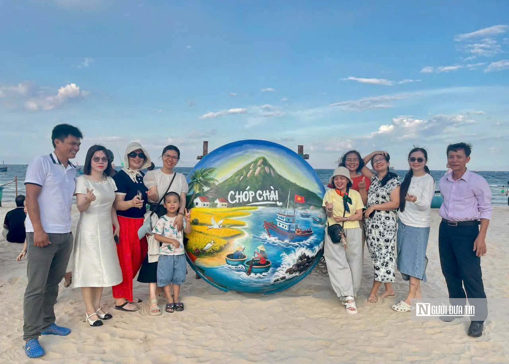 “Những chiếc thúng này được trưng bày ngoài bờ biển chứ không phải trong phòng tranh nên hình ảnh phải lớn hơn, màu sắc đậm hơn, phối màu rõ nét hơn thì mới phù hợp với không gian rộng lớn và có thể nhìn đẹp từ xa”, cô Phương nói thêm.