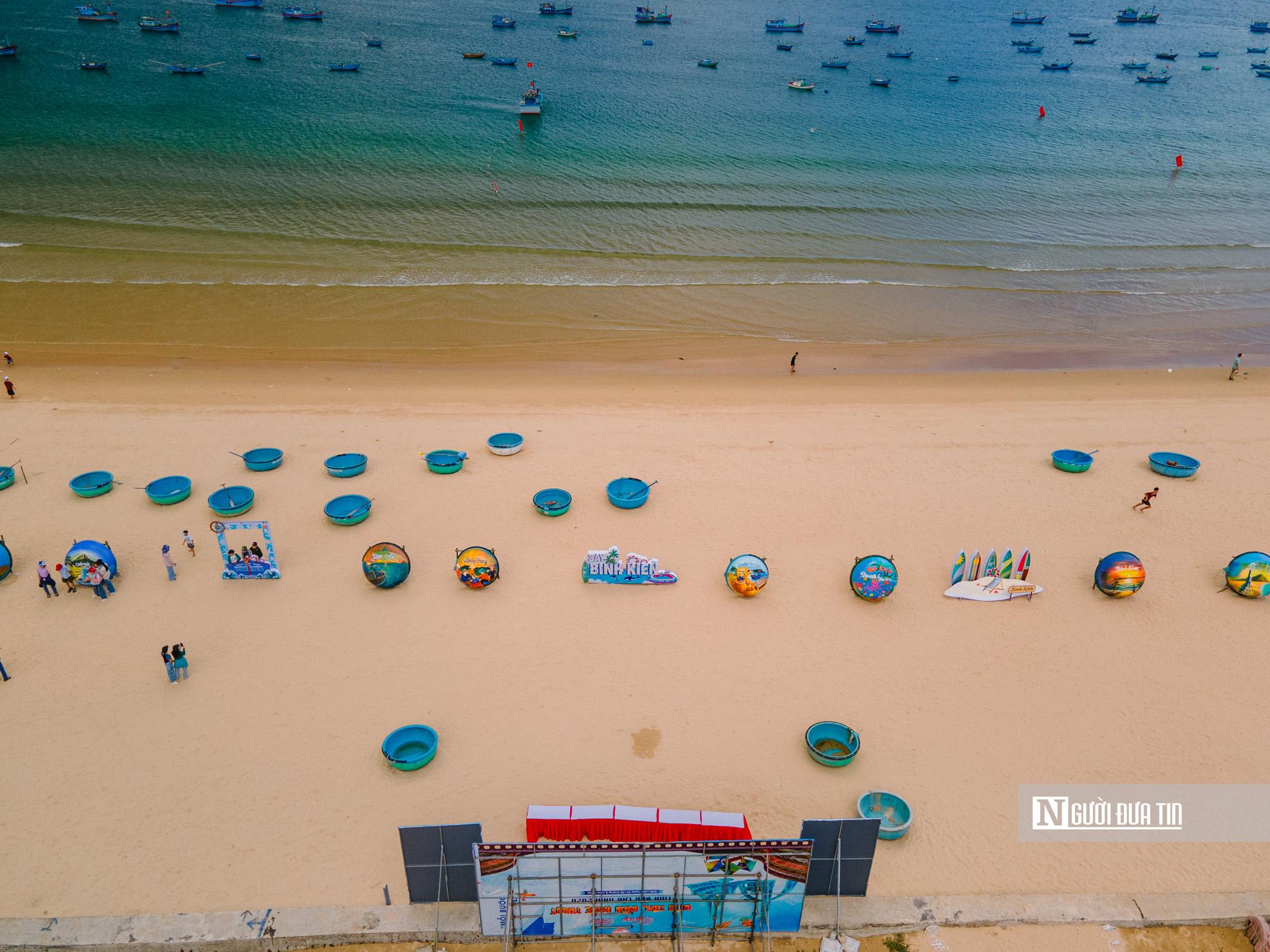 Giữa nắng, gió và vị mặn của biển khơi, những chiếc thúng chai bình dị không còn đơn thuần là phương tiện mưu sinh, mà đã trở thành những “sứ giả văn hóa”, kể câu chuyện về một làng biển đang đổi mới bằng chính những giá trị truyền thống của mình.