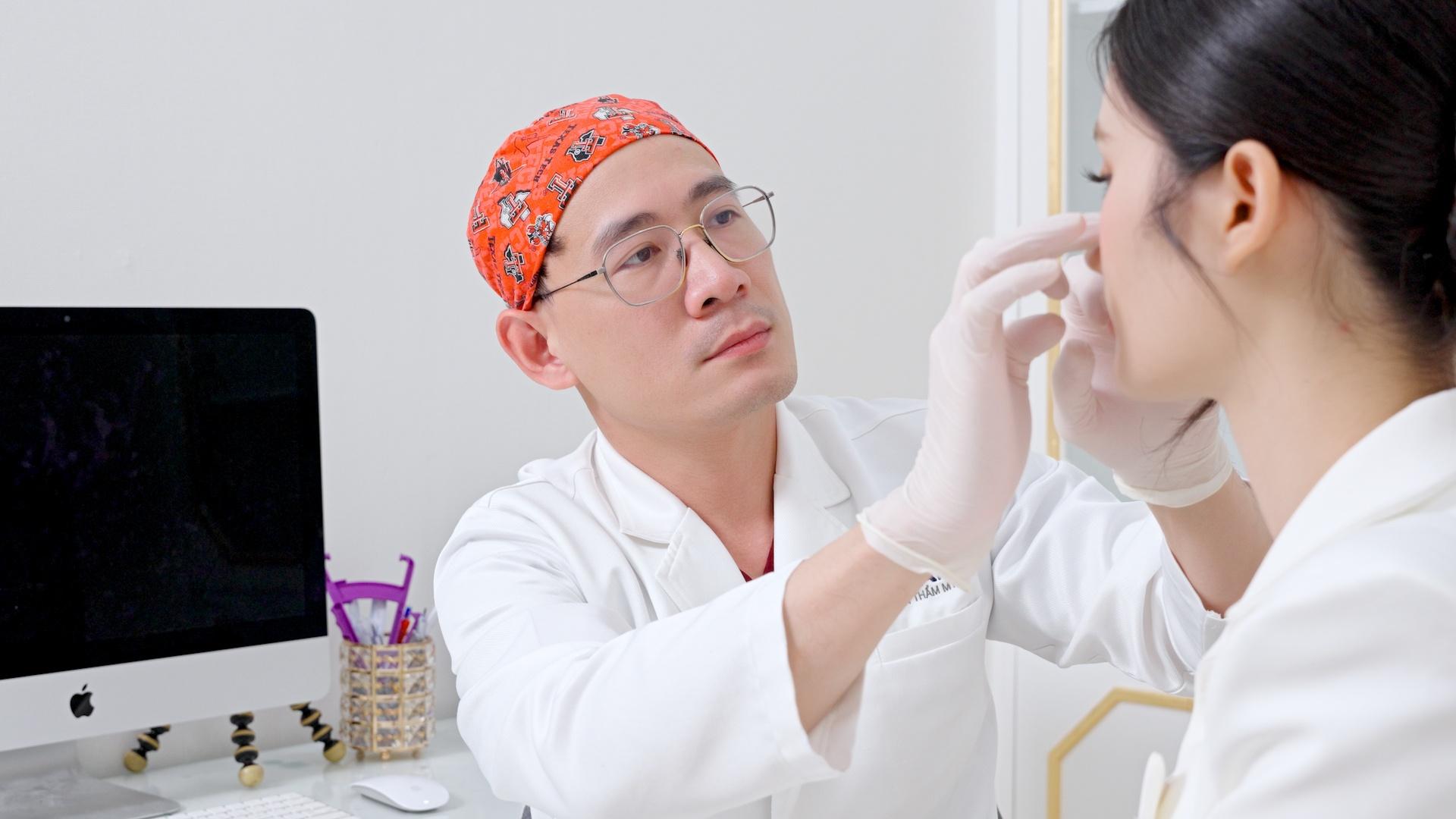  Bác sĩ chuyên khoa I Đỗ Quang Khải thăm khám và tư vấn cho khách hàng trước khi thực hiện dịch vụ tại Bệnh viện Thẩm mỹ Nam An. 