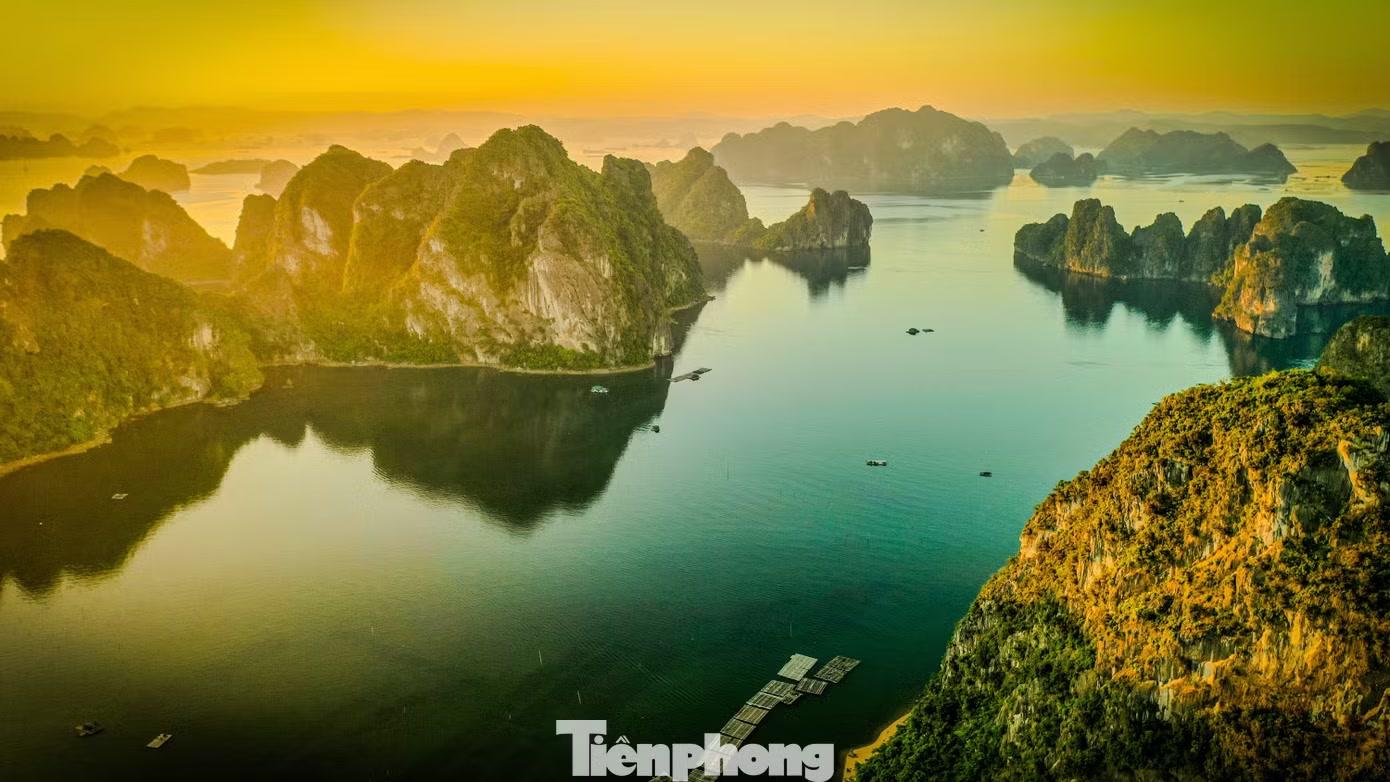 Vịnh Bái Tử Long được ví như "viên ngọc ẩn", mang đến cảm giác thanh bình hoàn toàn khác biệt so với sự nhộn nhịp của vịnh Hạ Long.