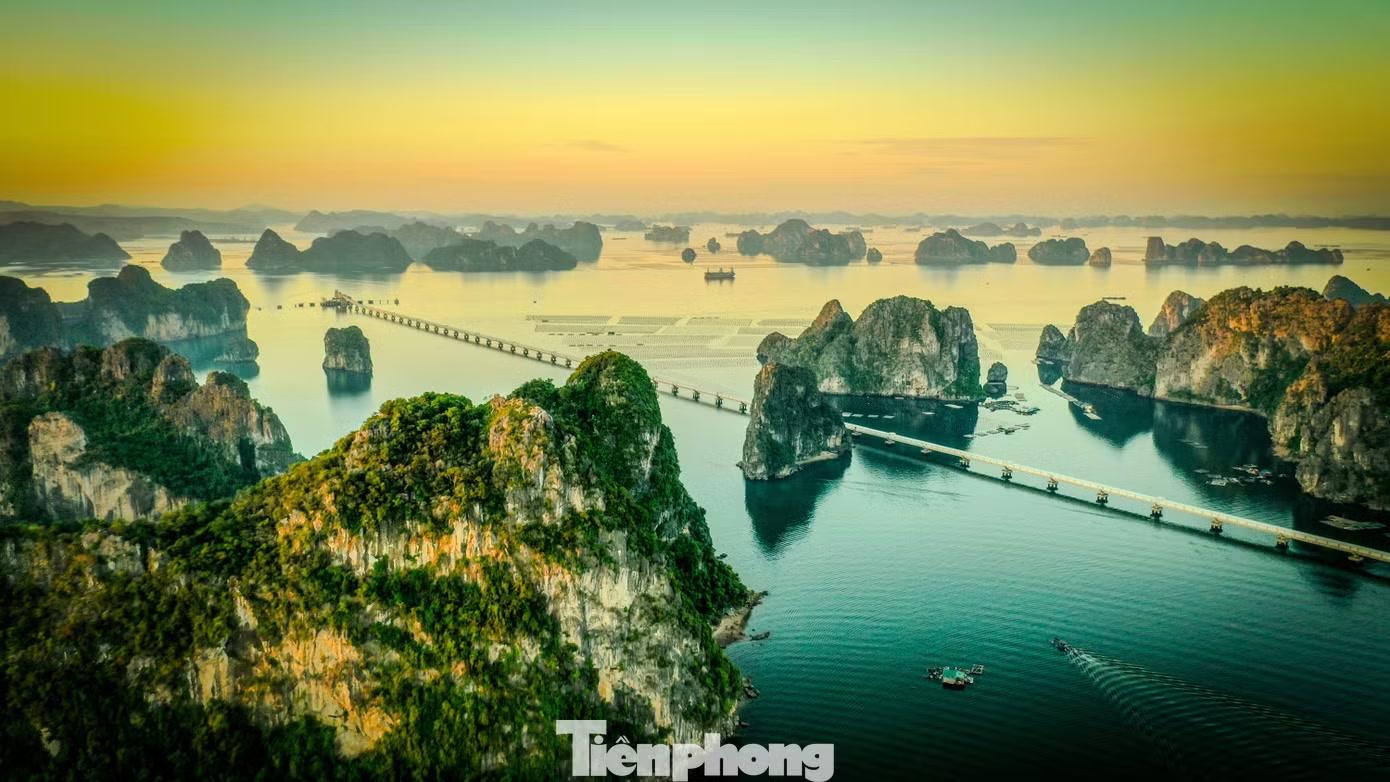 Hàng nghìn đảo đá lớn nhỏ trên vịnh Bái Tử Long được khoác những tấm áo đầy màu sắc. Từ trung tâm đô thị Cẩm Phả ra đến ven bờ vịnh Bái Tử Long chỉ chưa đầy 3 km.