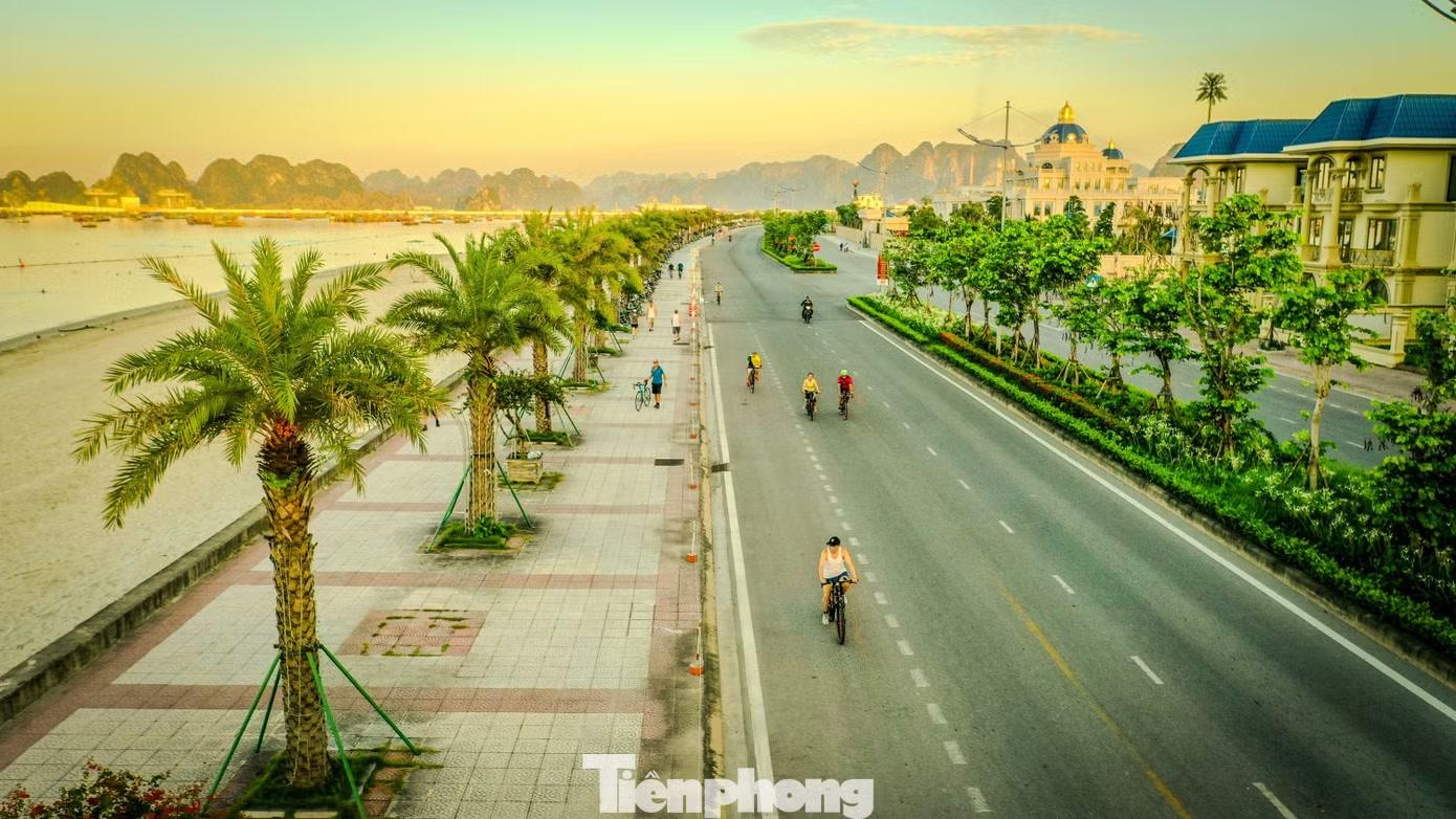 Nhiều người dân tranh thủ tập thể dục, đạp xe, chạy bộ... để tận hưởng không khí trong lành vào lúc bình minh.