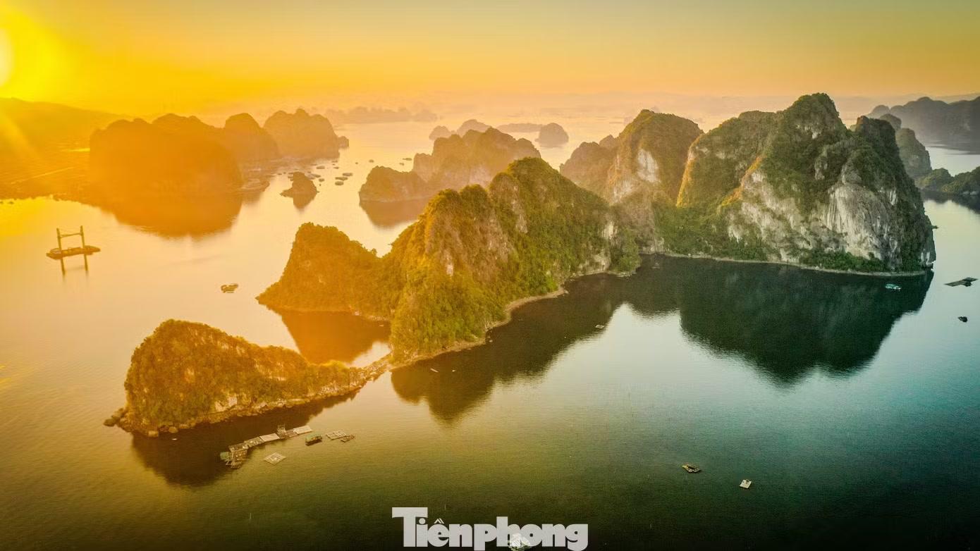 Những ngày hè, gần 5h sáng, mặt trời đã bắt đầu ló lên ở đường chân trời. Ánh sáng ửng hồng của bình minh tô thêm cho bãi biển thuộc phường Cẩm Phả, tỉnh Quảng Ninh.