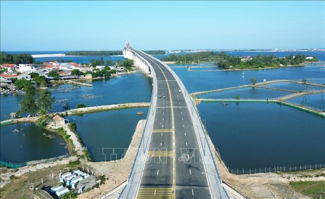 Cầu vượt cửa biển Thuận An đã xóa bỏ sự chia cắt lâu nay giữa hai bờ cửa biển Thuận An - nơi từng phụ thuộc vào đò ngang trong nhiều năm và góp phần thúc đẩy phát triển kinh tế, xã hội địa phương nơi đây.