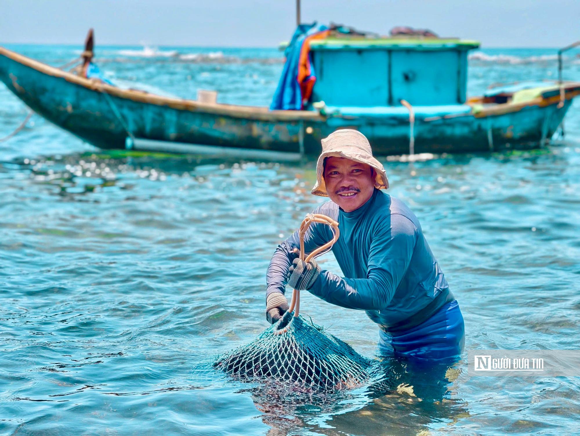 Đến Ba Làng An, nhiều du khách còn lựa chọn trải nghiệm cuộc sống của ngư dân địa phương, theo dõi hoạt động khai thác các loại hải sản như ốc, nhum, mực nhảy và thưởng thức hải sản tươi được đánh bắt gần bờ.