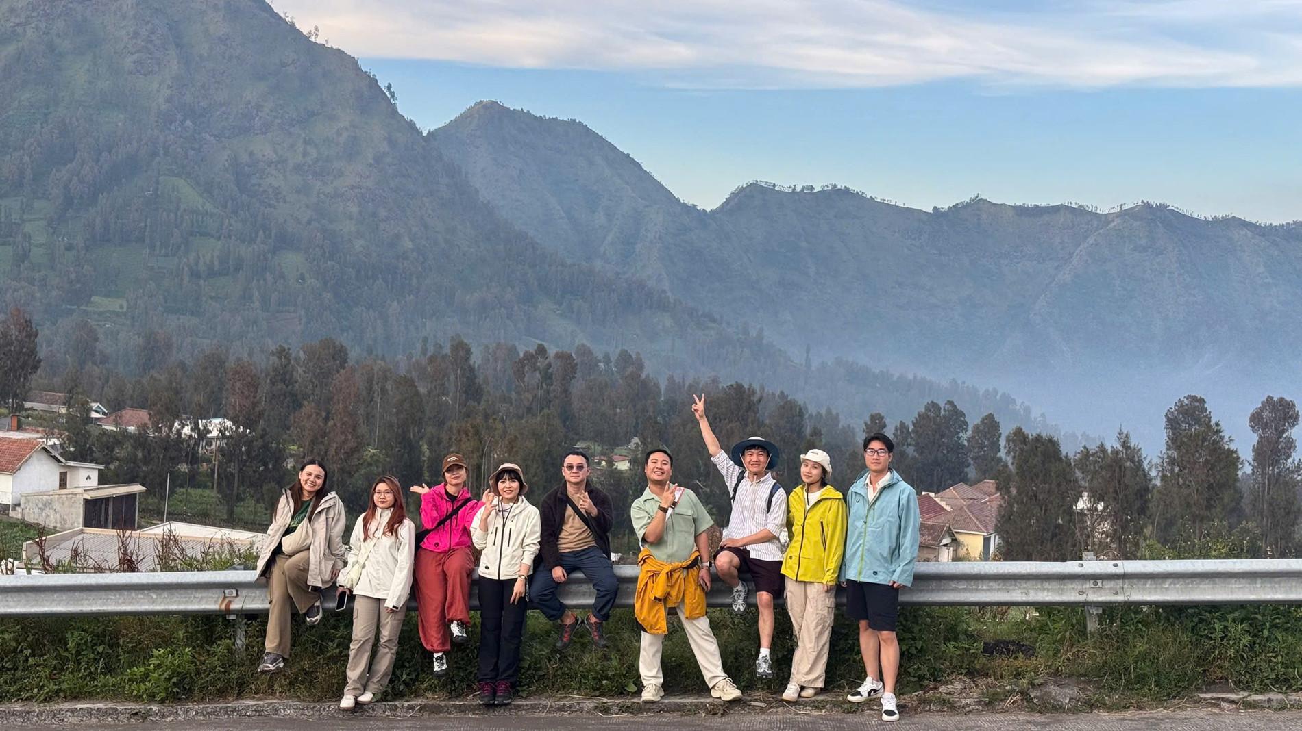 Chi phí riêng cho hành trình chinh phục đỉnh Bromo của nhóm du khách Việt tại Indonesia hết khoảng 15 triệu đồng/người