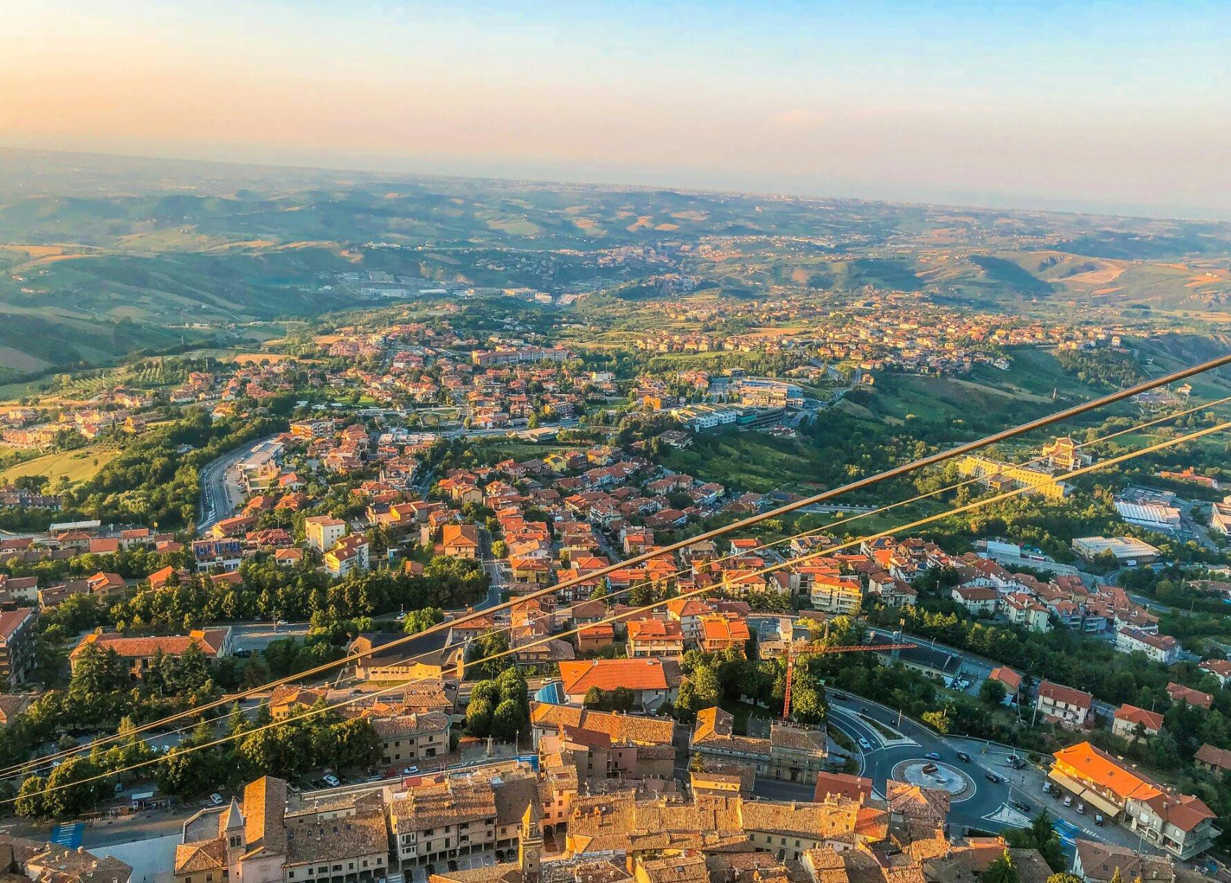 San Marino nằm trên một ngọn núi đá ở miền trung Italy và chưa từng có sân bay riêng. Ảnh: Unsplash
