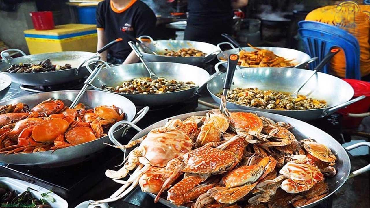 Thưởng thức hải sản tươi tại làng chài ven biển