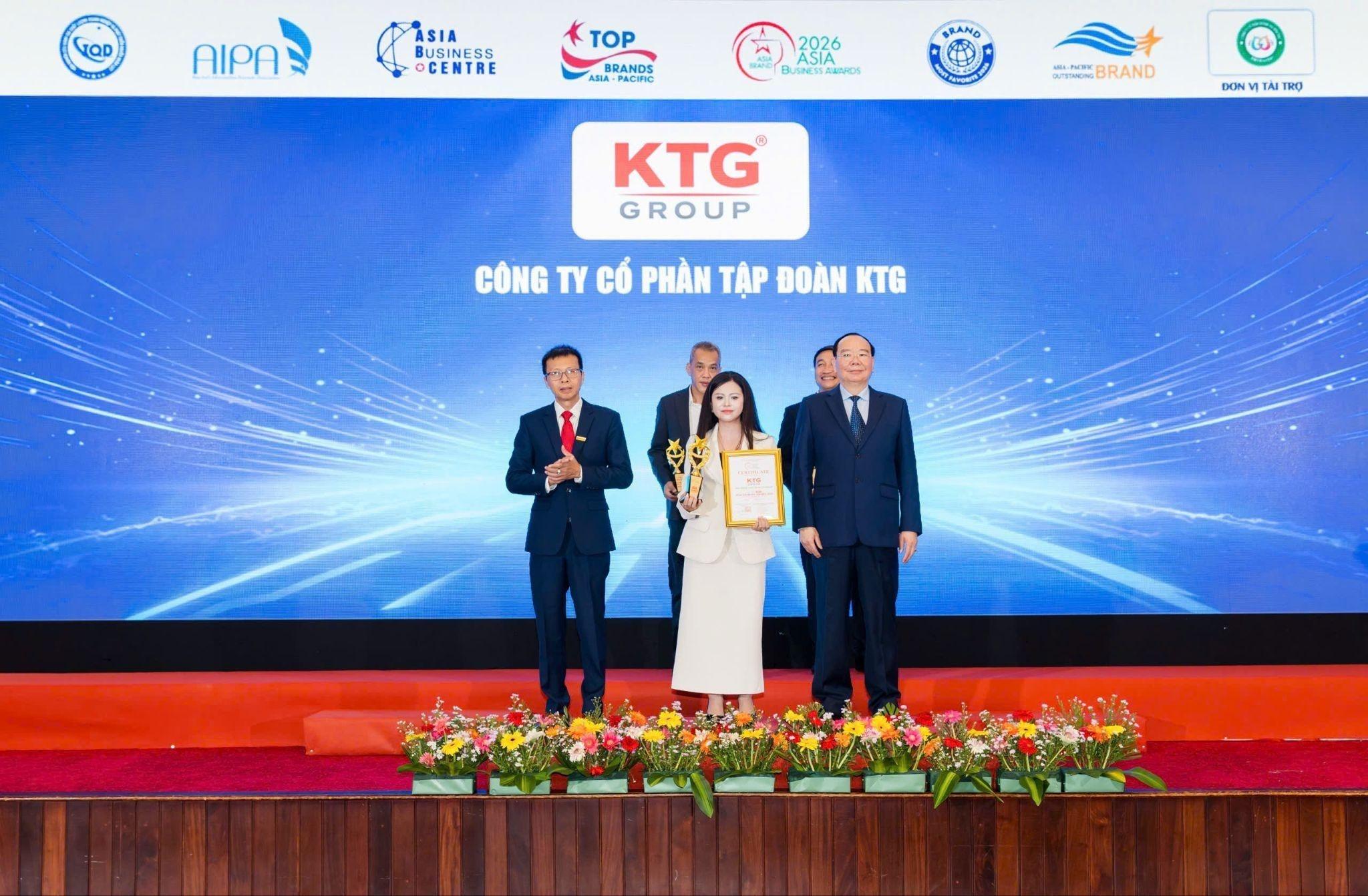  Bà Nguyễn Kim Loan - Thành viên HĐQT kiêm Phó tổng giám đốc KTG Group đại diện doanh nghiệp nhận danh hiệu. 