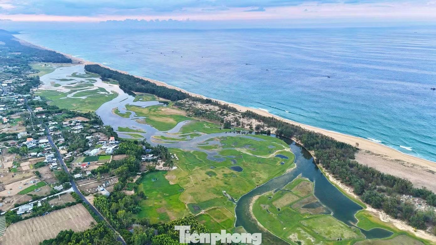  Đầm An Khê nằm giữa phường Sa Huỳnh và xã Khánh Cường (tỉnh Quảng Ngãi), có diện tích gần 350 ha. Ít ai nghĩ rằng ngay cạnh bờ biển Sa Huỳnh lại tồn tại một đầm nước ngọt rộng lớn với khung cảnh xanh mát quanh năm. 