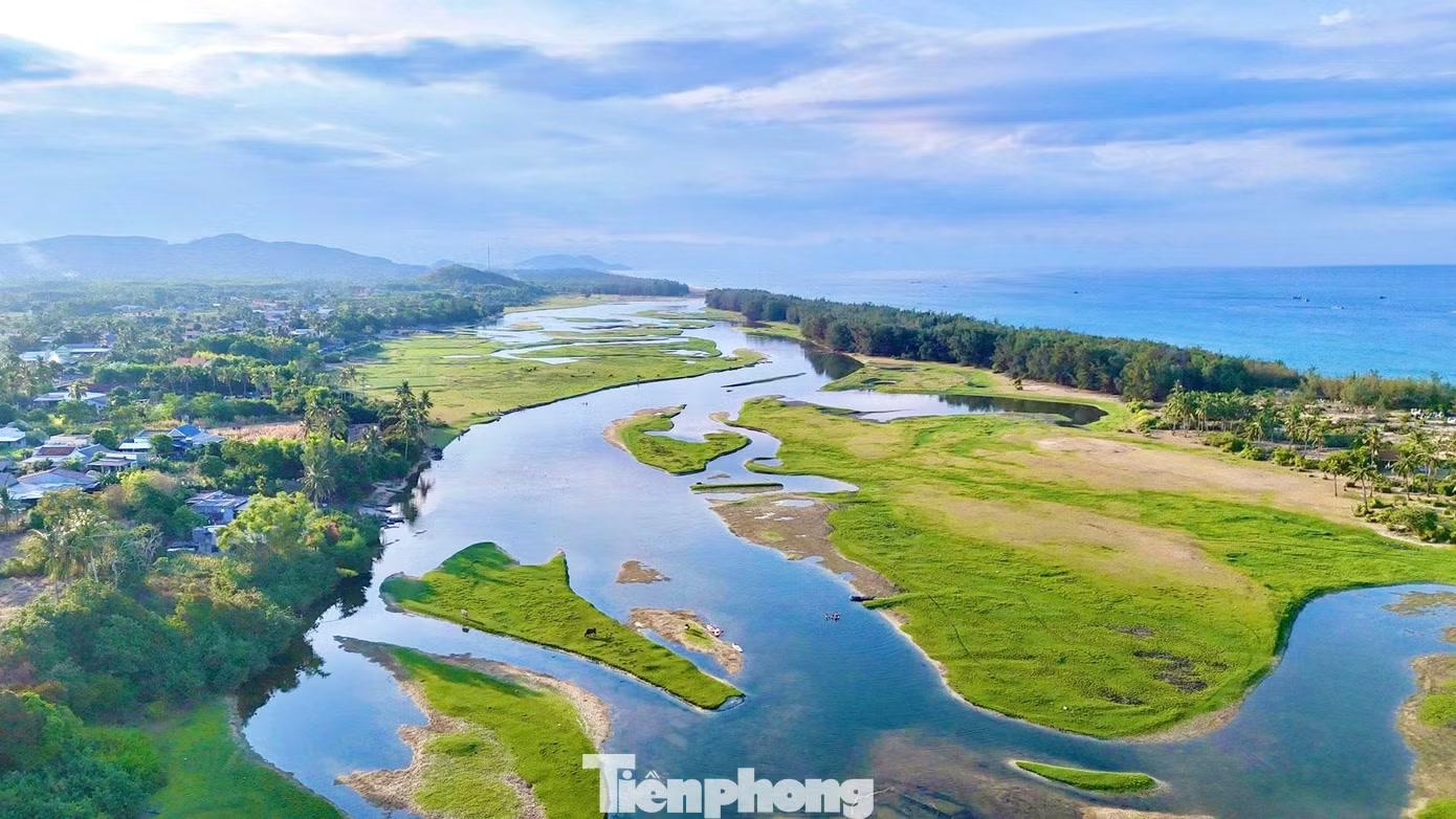  Không chỉ có giá trị cảnh quan, đầm An Khê còn là vùng lõi của nền văn hóa Sa Huỳnh. Nhiều di chỉ khảo cổ được phát hiện quanh khu vực này đã góp phần làm sáng tỏ đời sống của cư dân Sa Huỳnh cách đây hàng nghìn năm. 